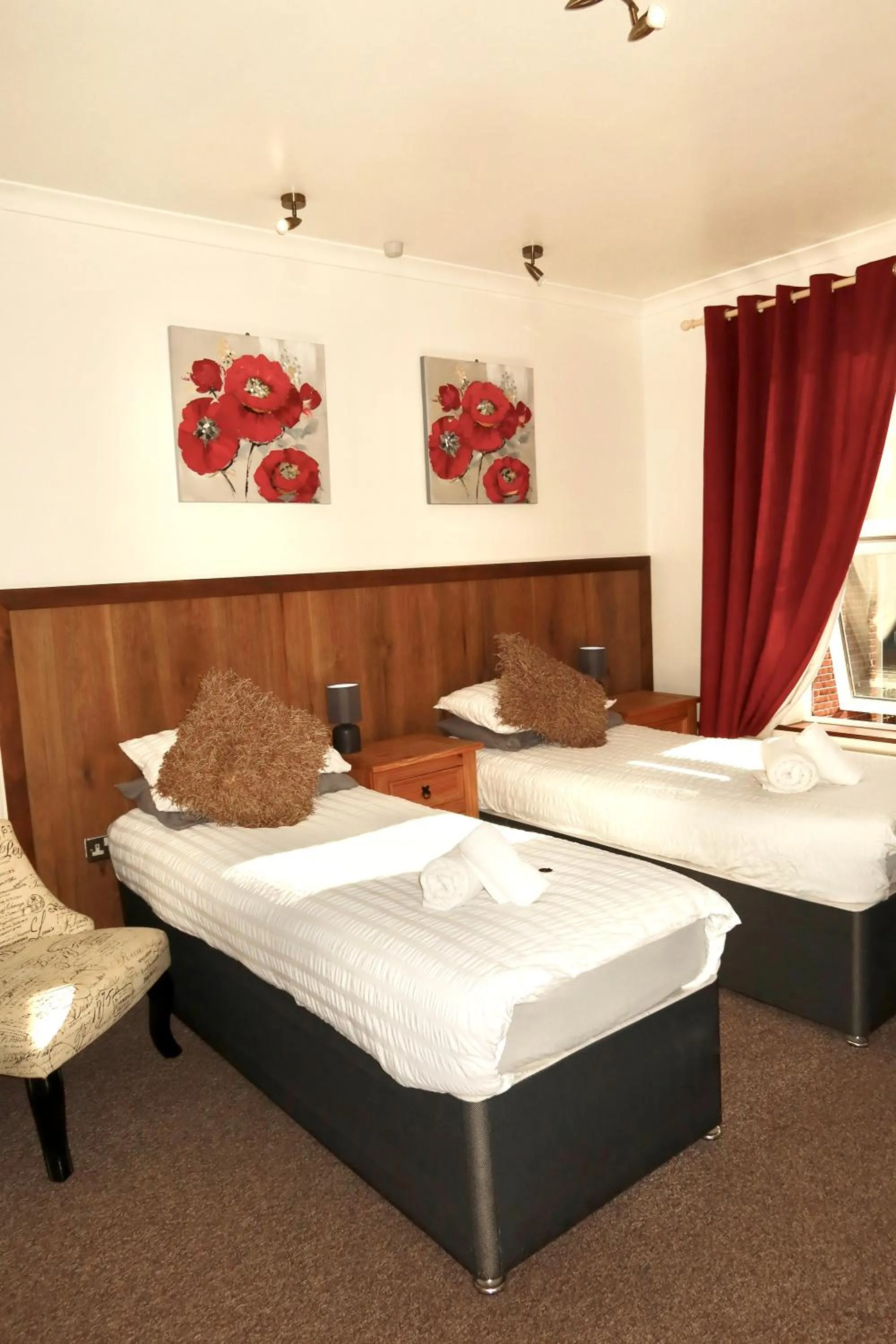 Bedroom, Bed in Riverside Hotel