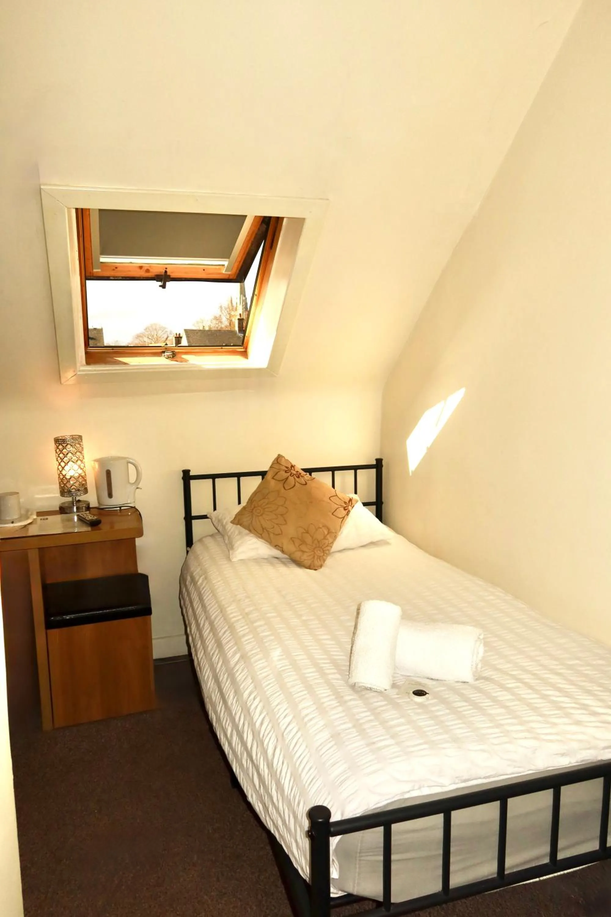 Bedroom, Bed in Riverside Hotel