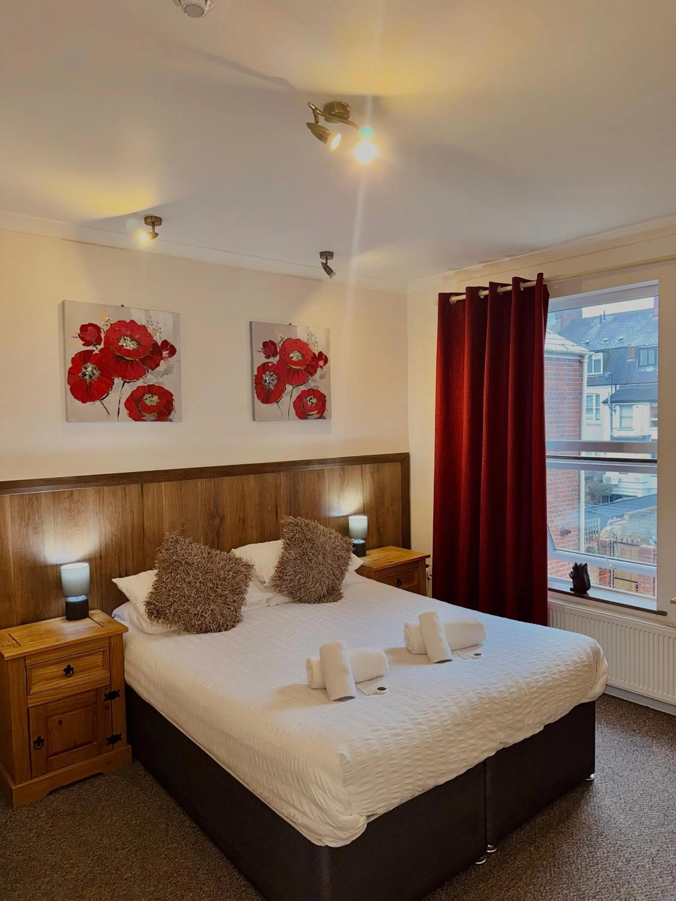 Bedroom, Bed in Riverside Hotel