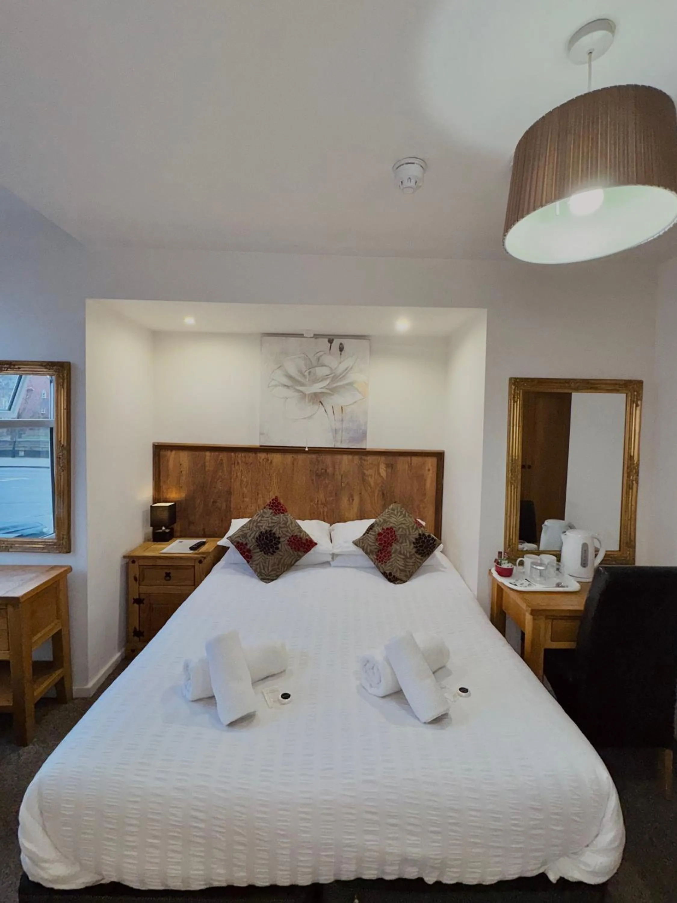 Bedroom, Bed in Riverside Hotel