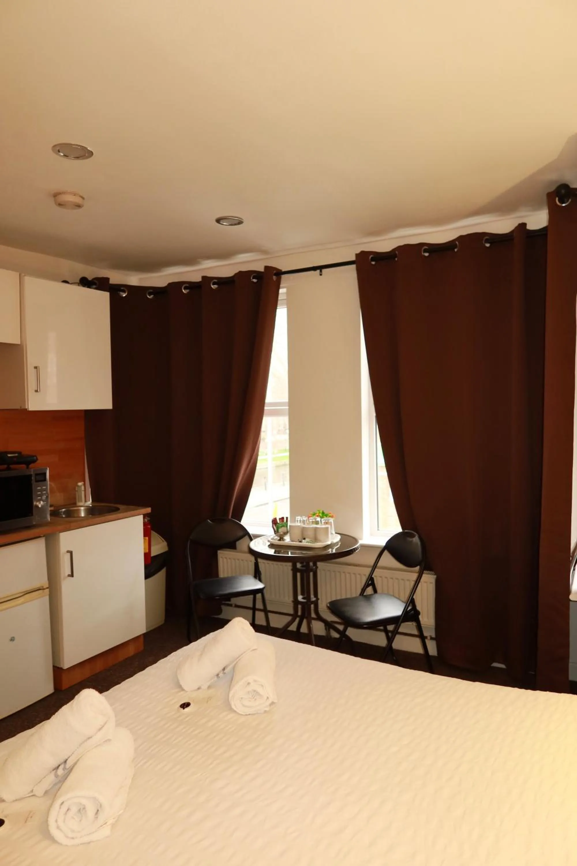 kitchen, Bed in Riverside Hotel