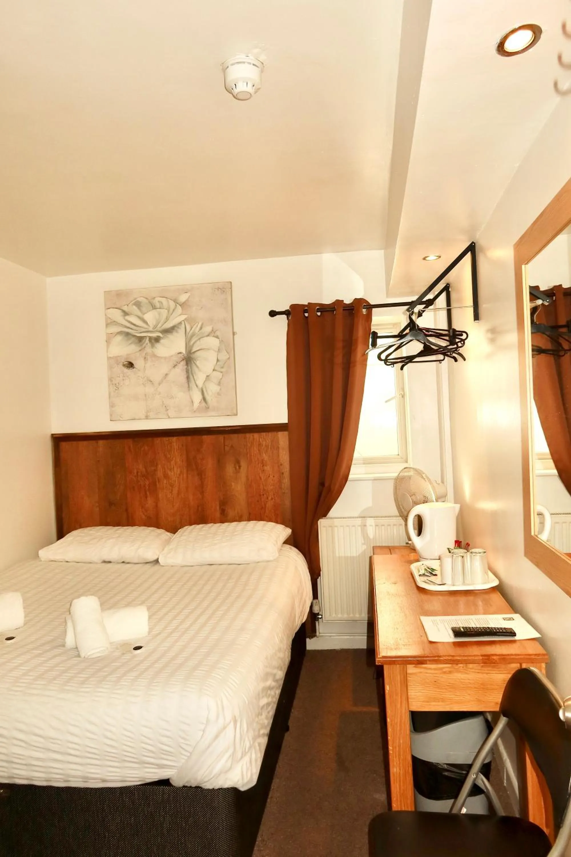 Bedroom, Bed in Riverside Hotel