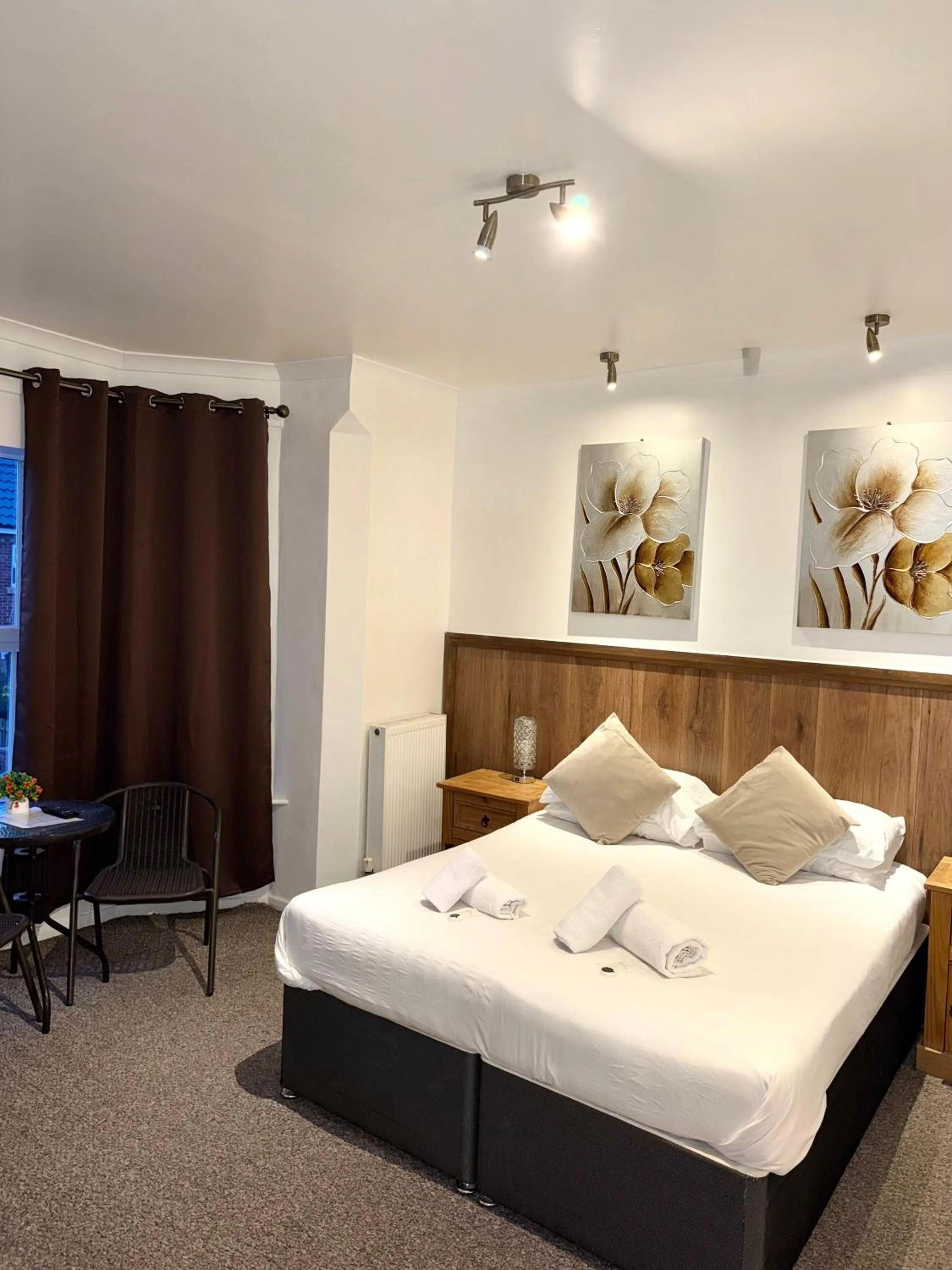 Bedroom, Bed in Riverside Hotel