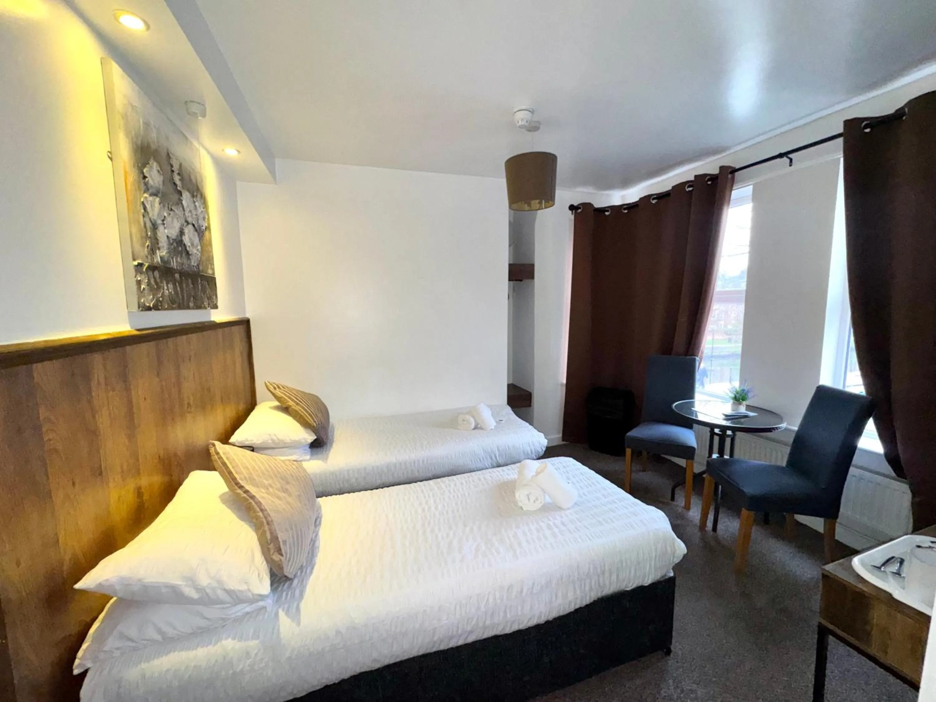 Bedroom, Bed in Riverside Hotel