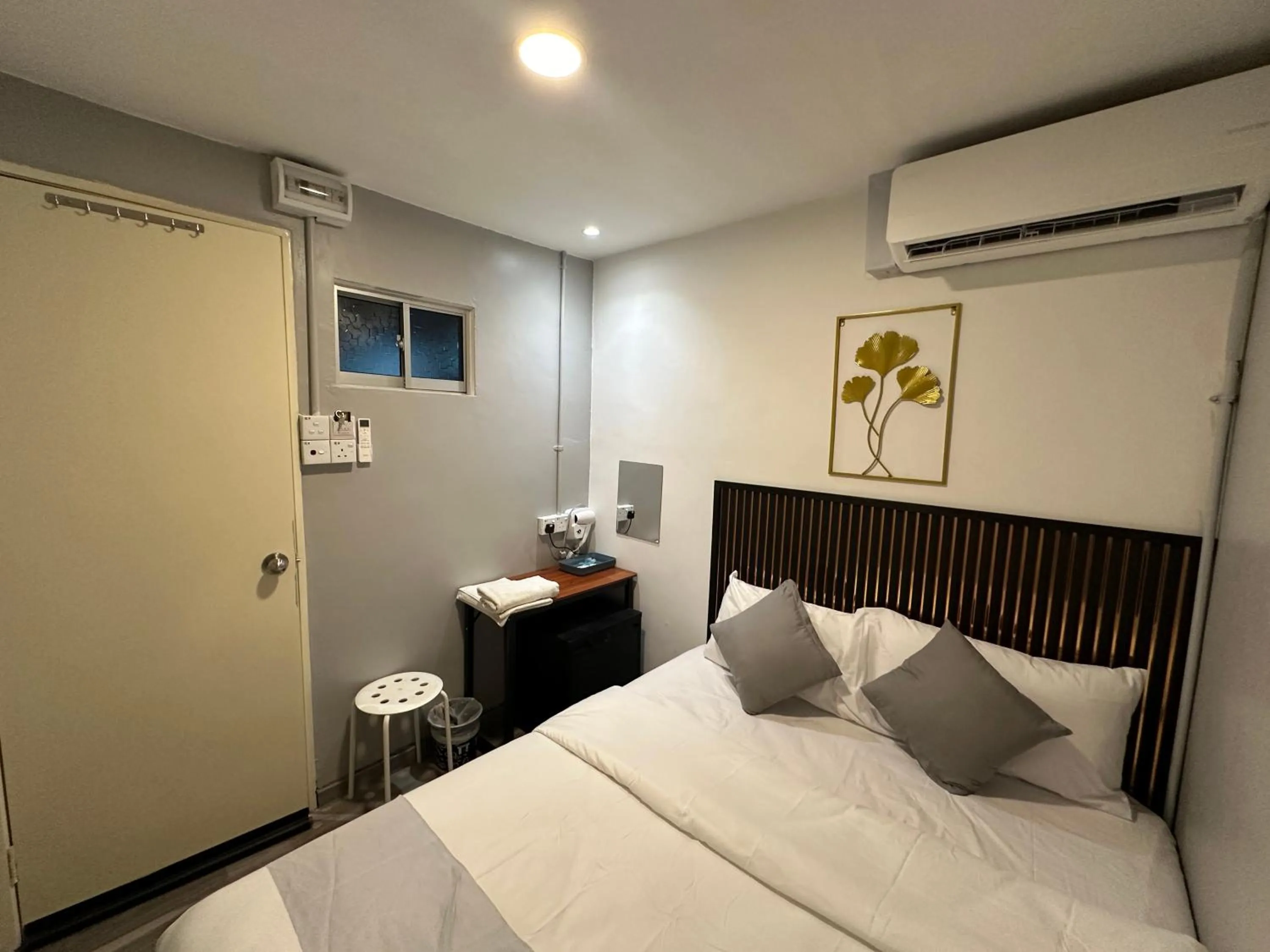 Photo of the whole room, Bed in SS Grey House