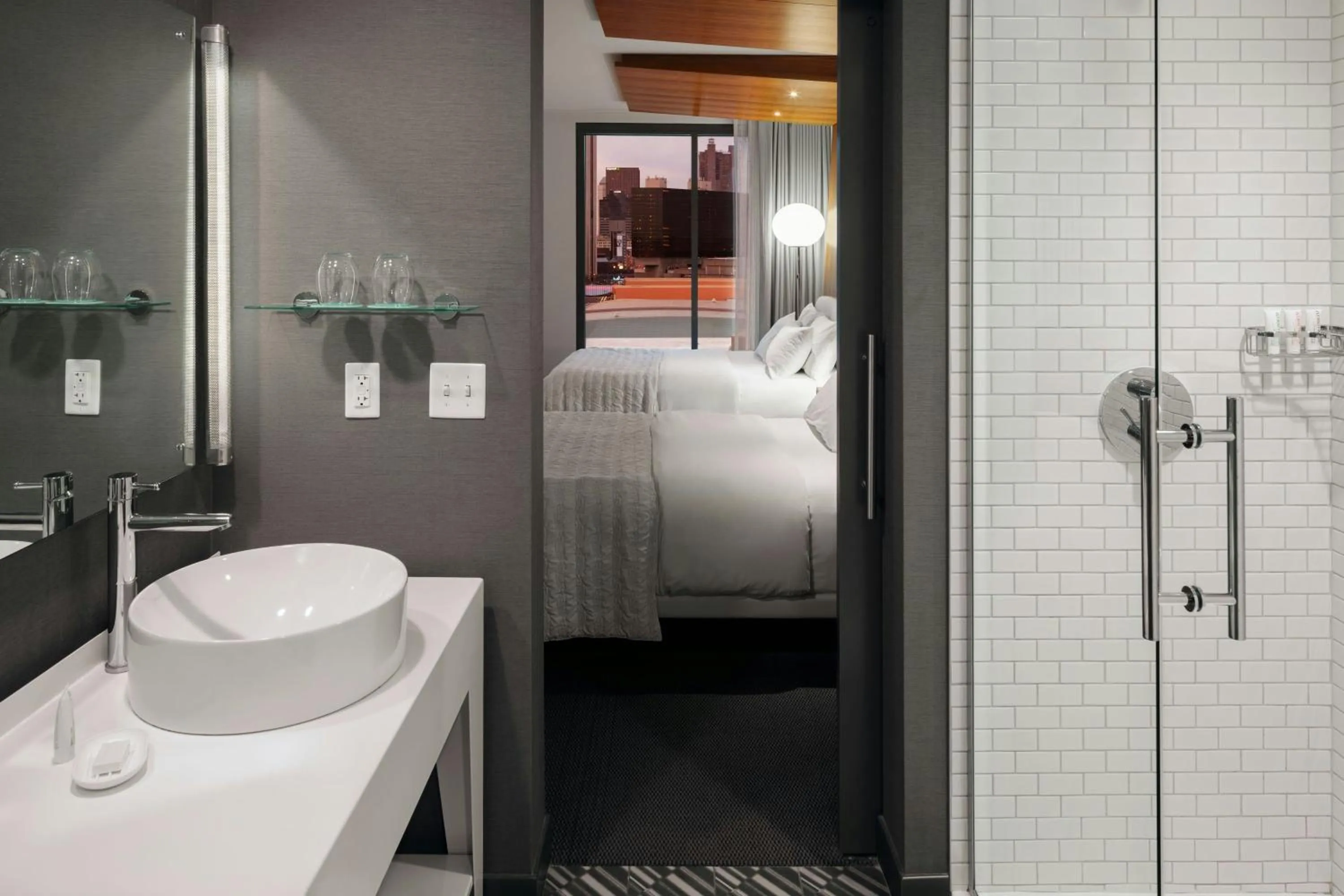 Bathroom, Bed in Le Meridien Columbus, The Joseph