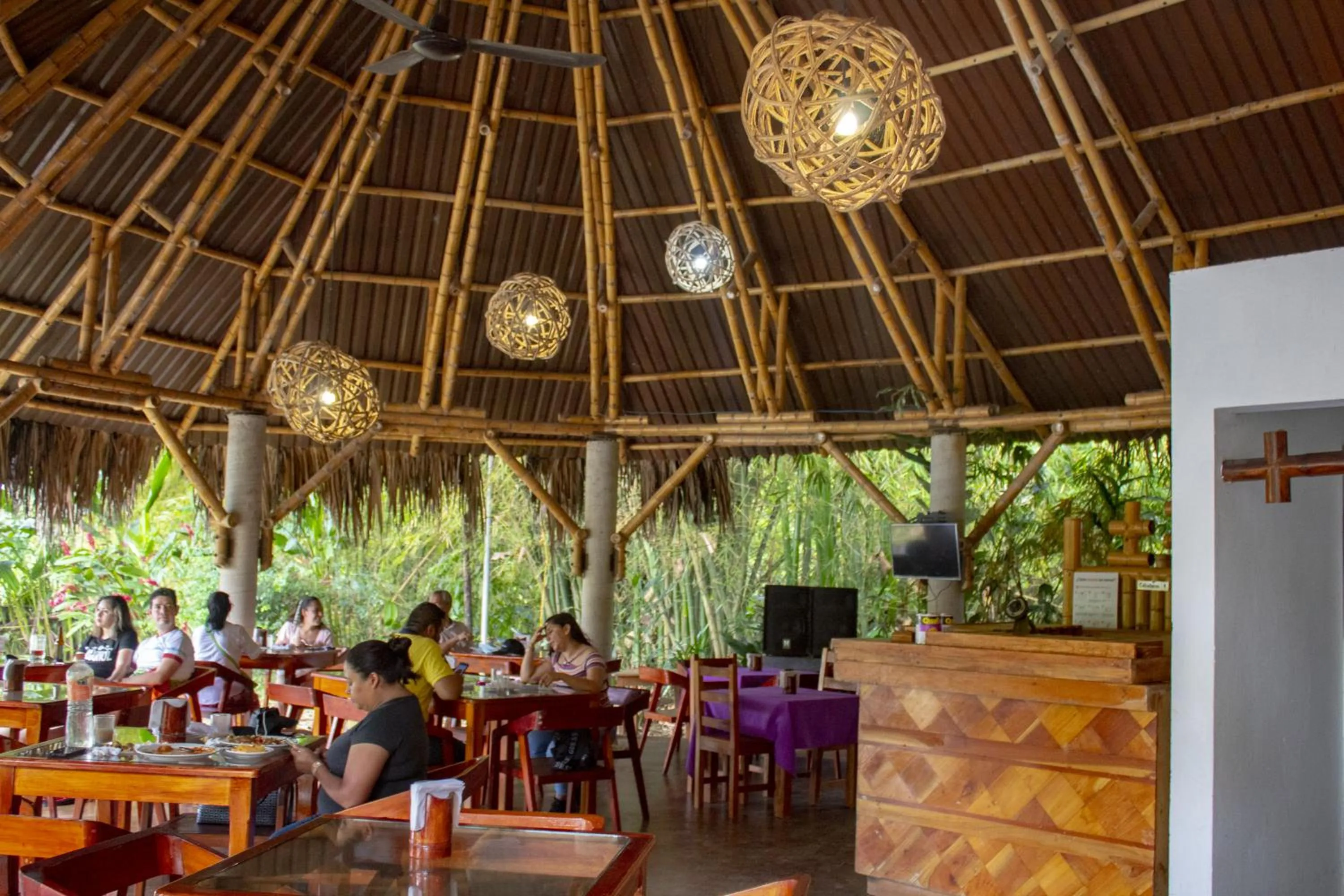 AXKAN PALENQUE, ALBERCAS, GASTRONOMIA MAR y TIERRA & TRAVEL AGENCY