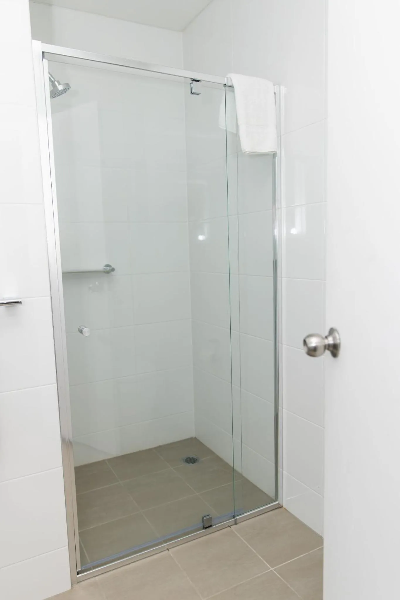 Shower in Lakeview Hotel Motel