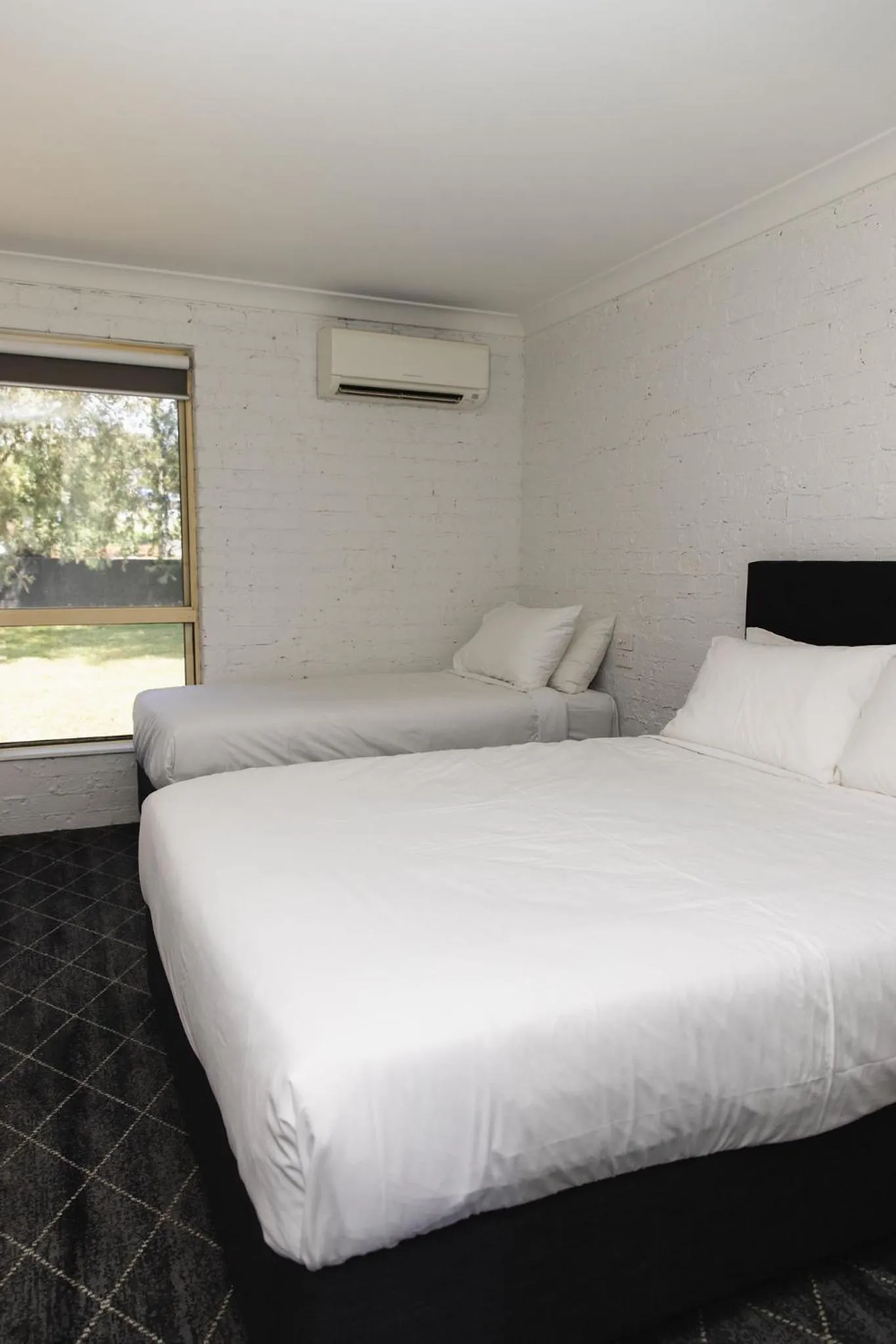 Photo of the whole room, Bed in Lakeview Hotel Motel