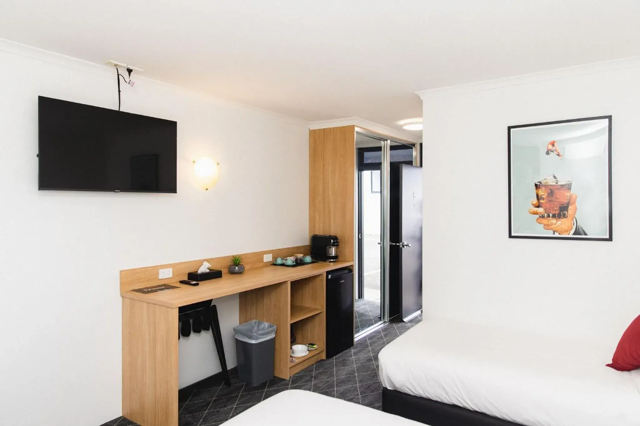 TV and multimedia, Bed in Lakeview Hotel Motel TV and multimedia, Bed in Lakeview Hotel Motel