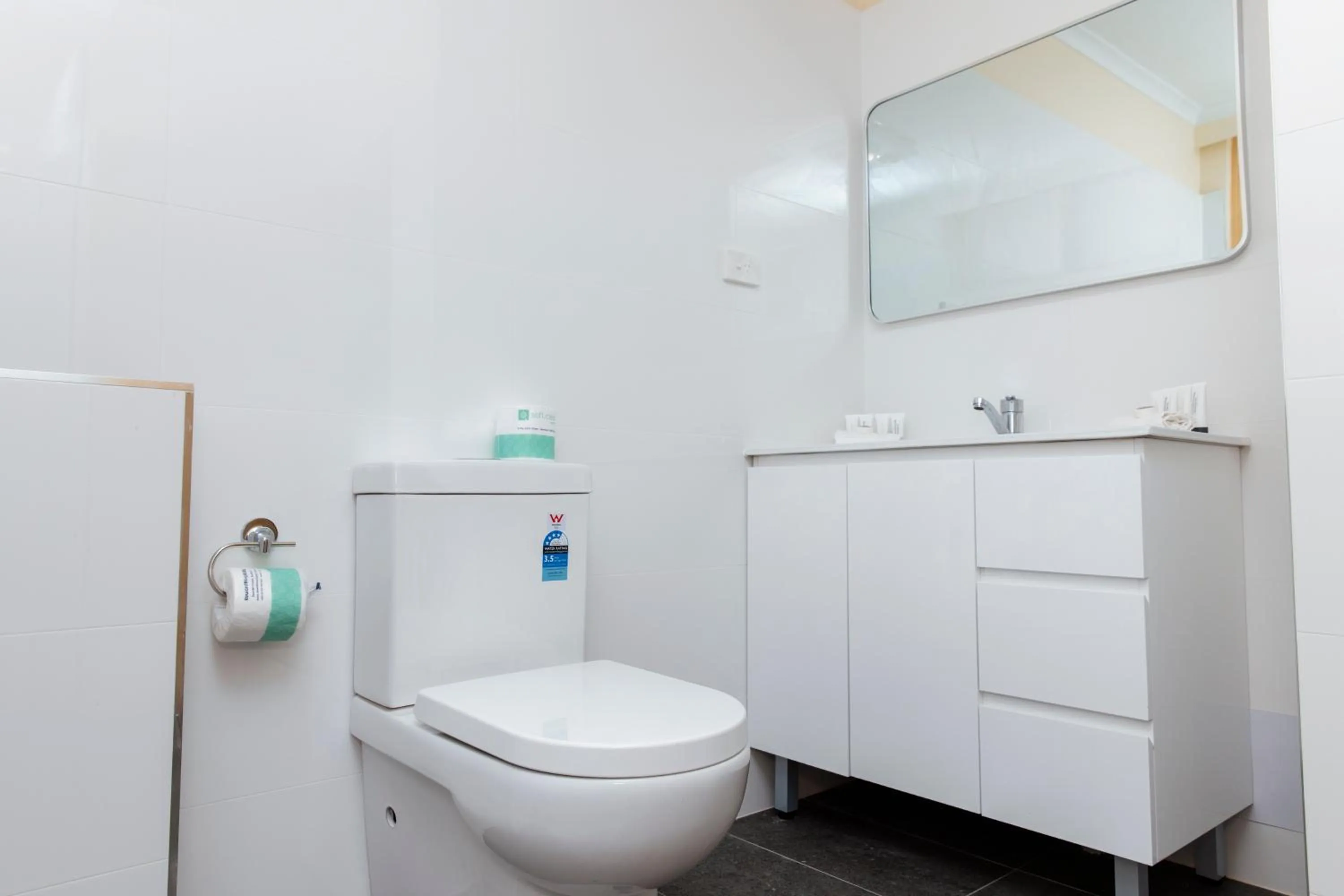 Toilet in Lakeview Hotel Motel