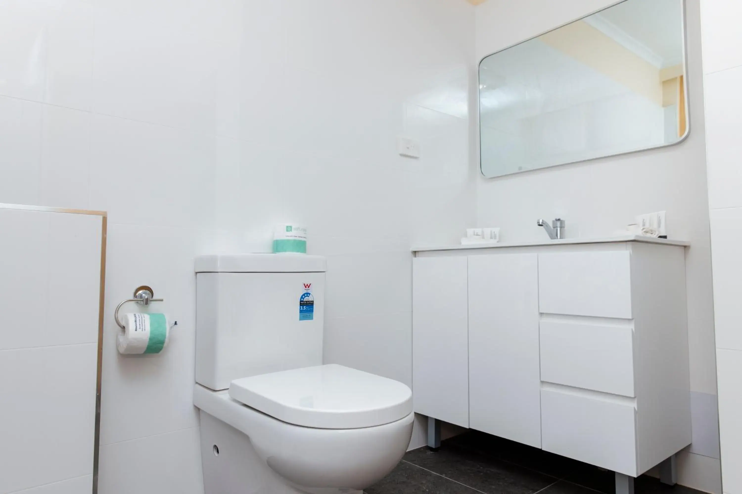 Toilet in Lakeview Hotel Motel Toilet in Lakeview Hotel Motel