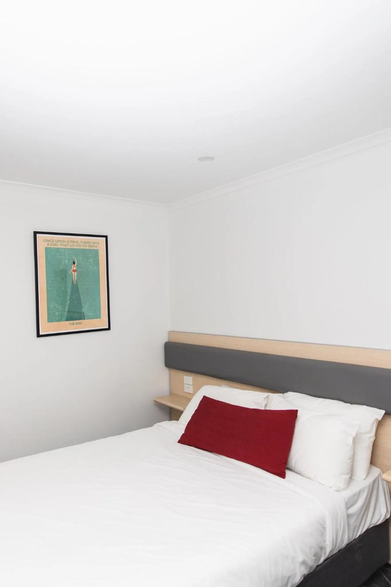 Bed in Lakeview Hotel Motel