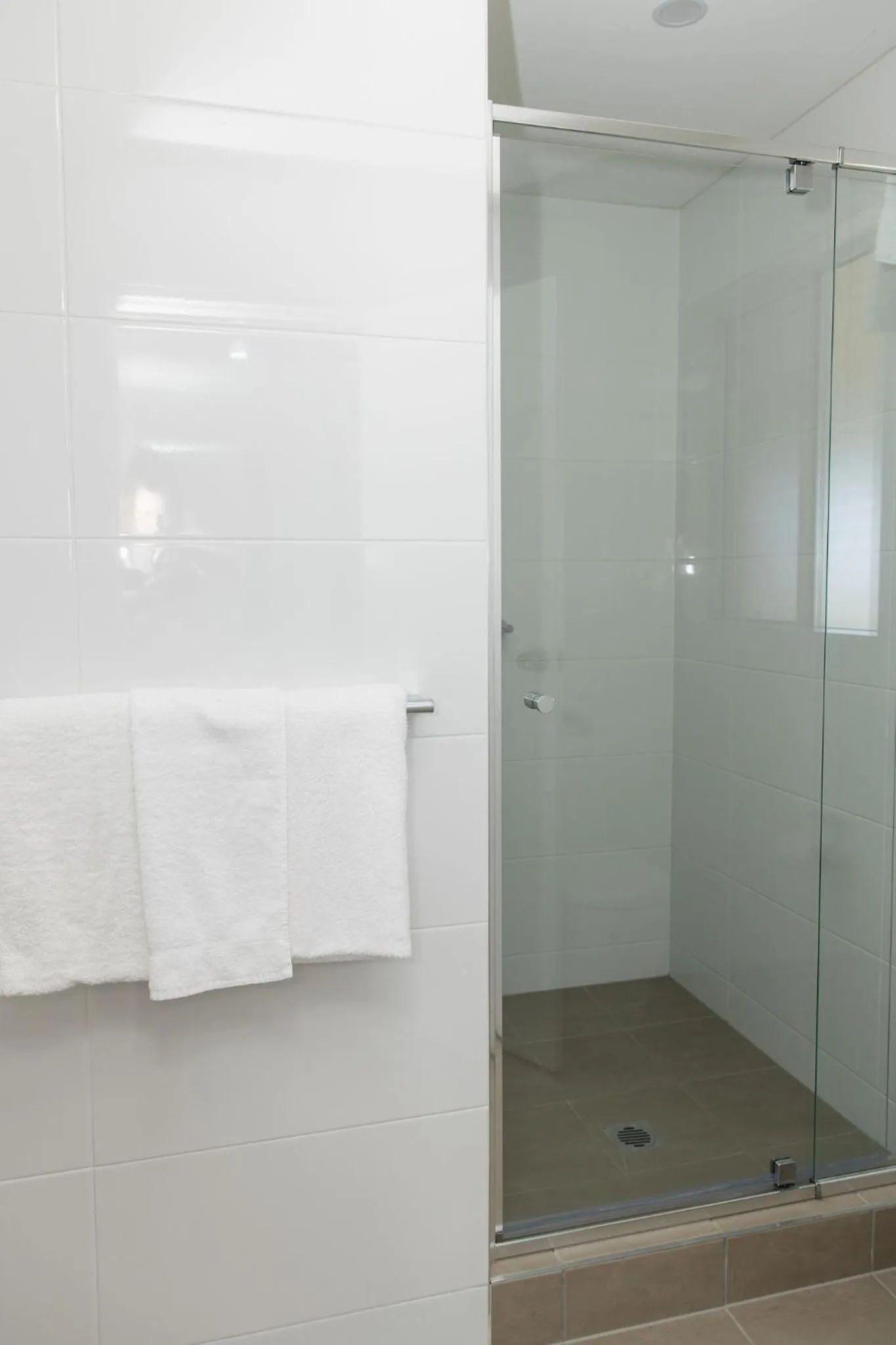 Shower in Lakeview Hotel Motel