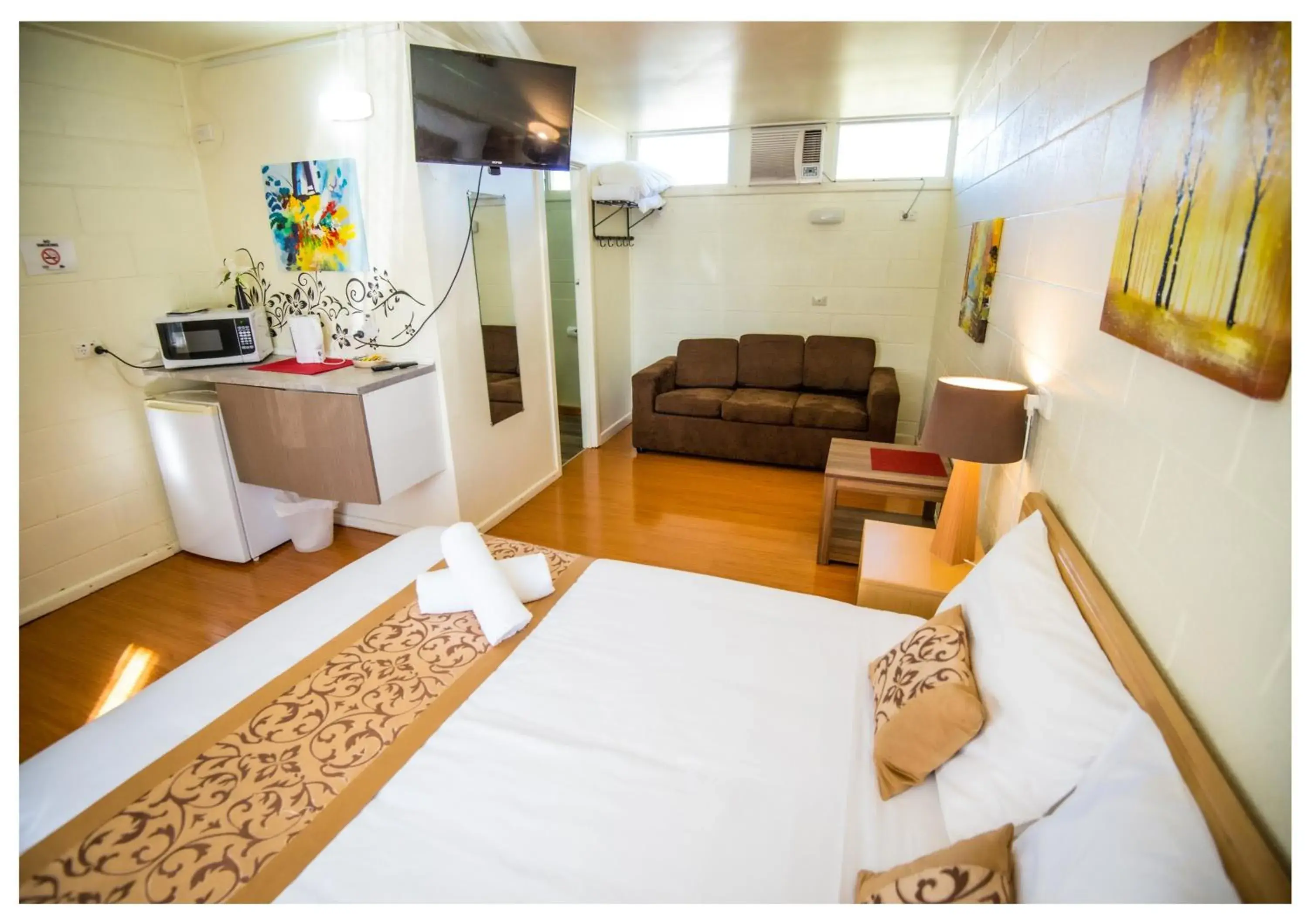 Photo of the whole room, Bed in Gazebo Motor Inn - Strathmerton Photo of the whole room, Bed in Gazebo Motor Inn - Strathmerton