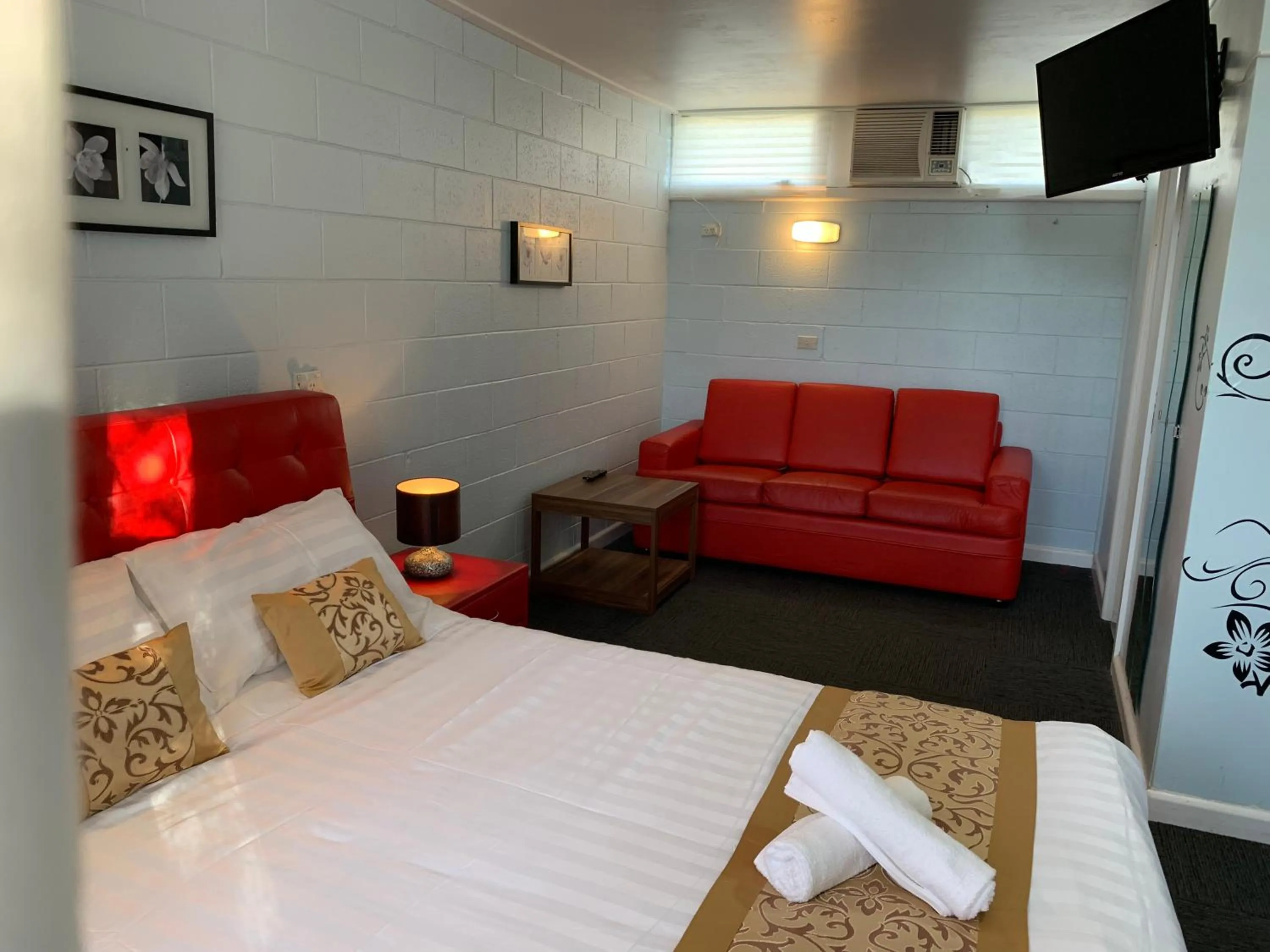 Photo of the whole room, Bed in Gazebo Motor Inn - Strathmerton