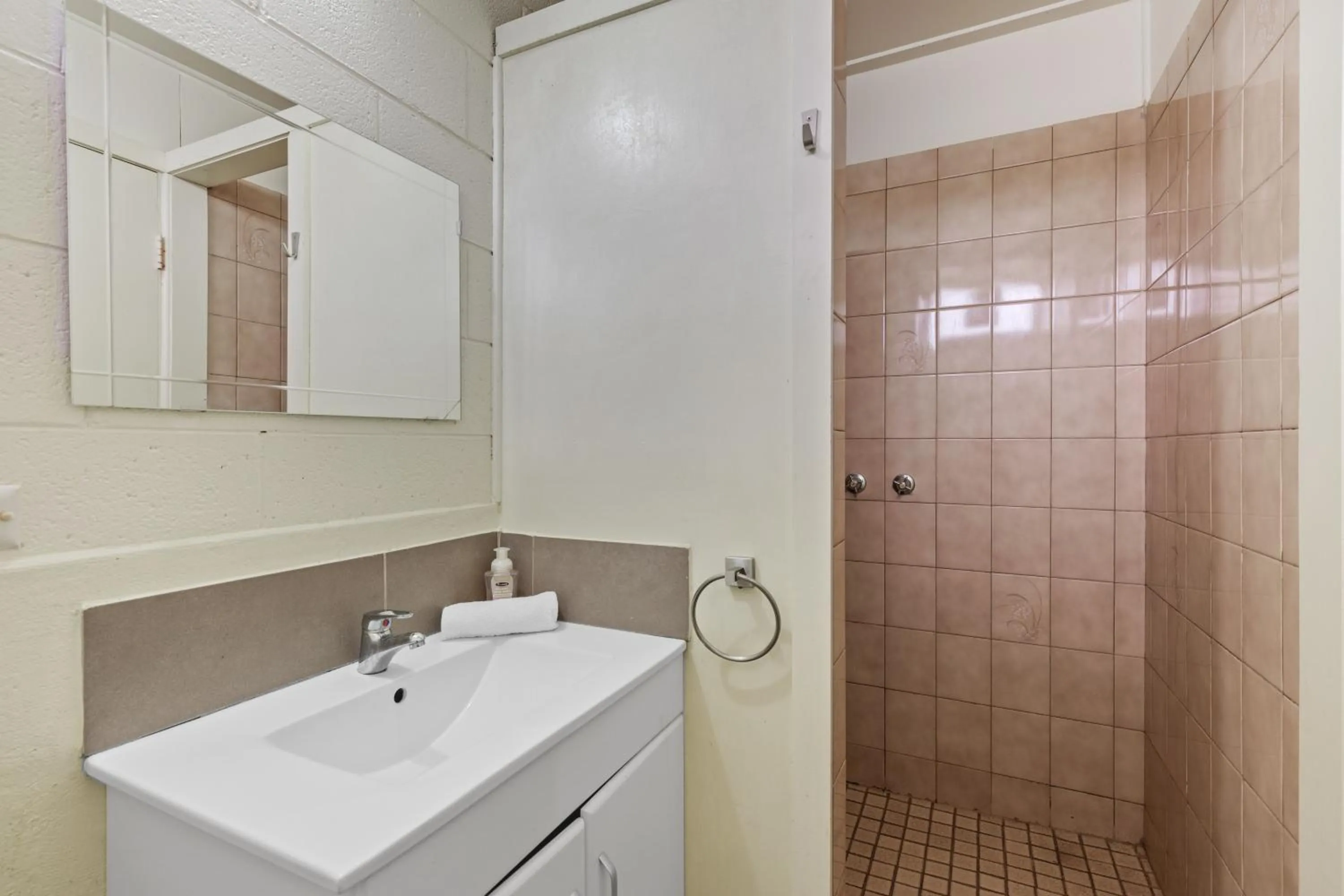 Shower in Gazebo Motor Inn - Strathmerton