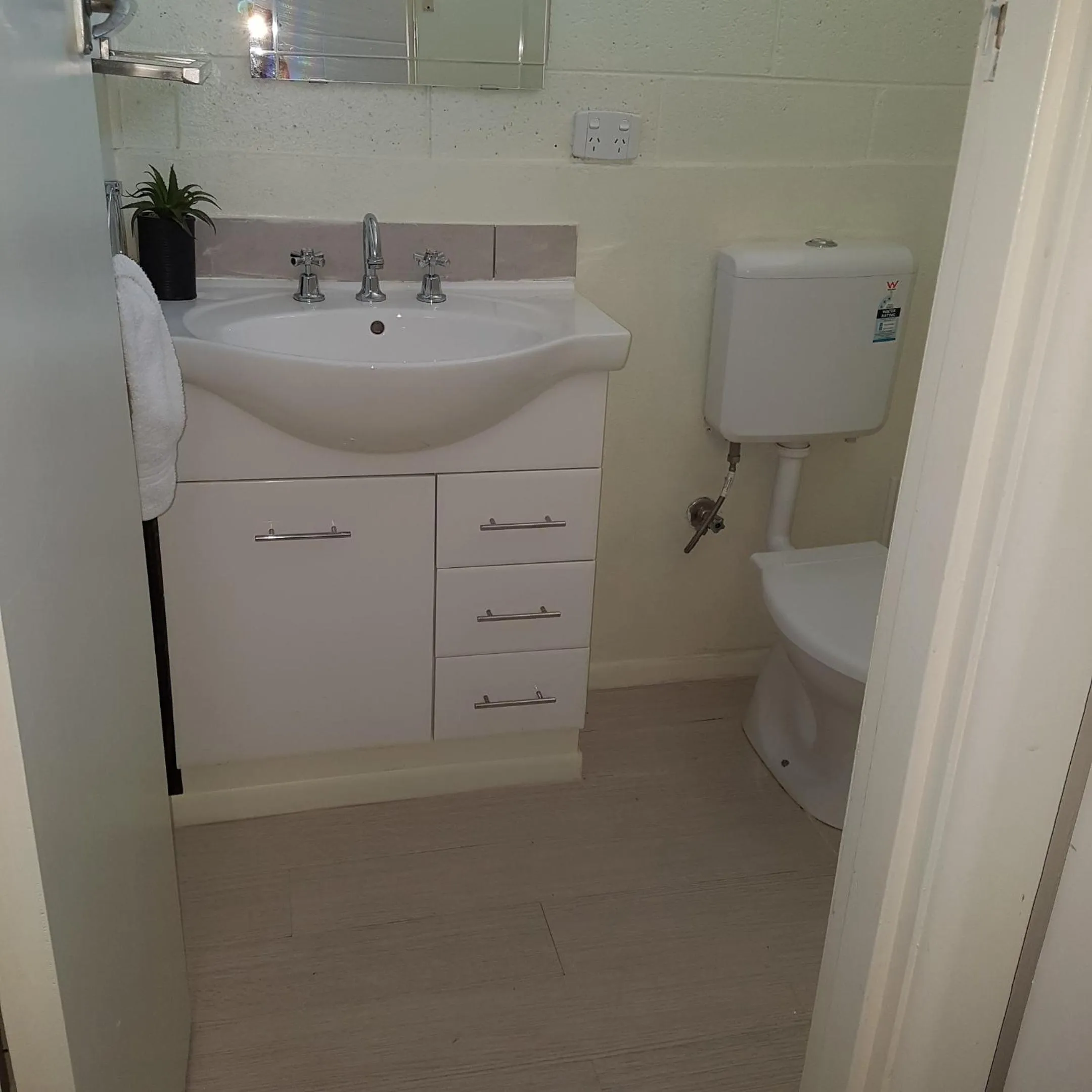 Shower in Gazebo Motor Inn - Strathmerton