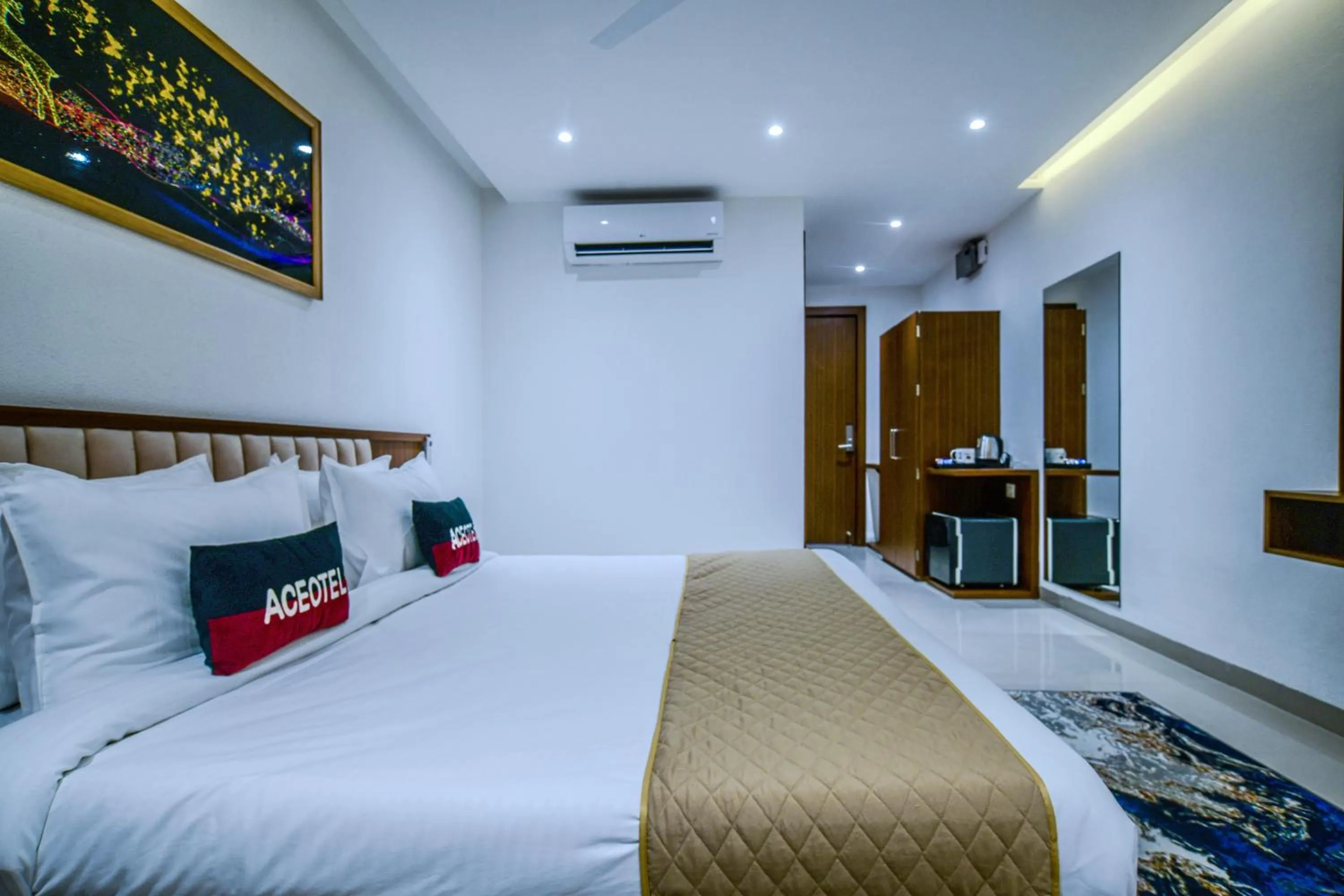 Bed in Aceotel Premier, Vijay Nagar