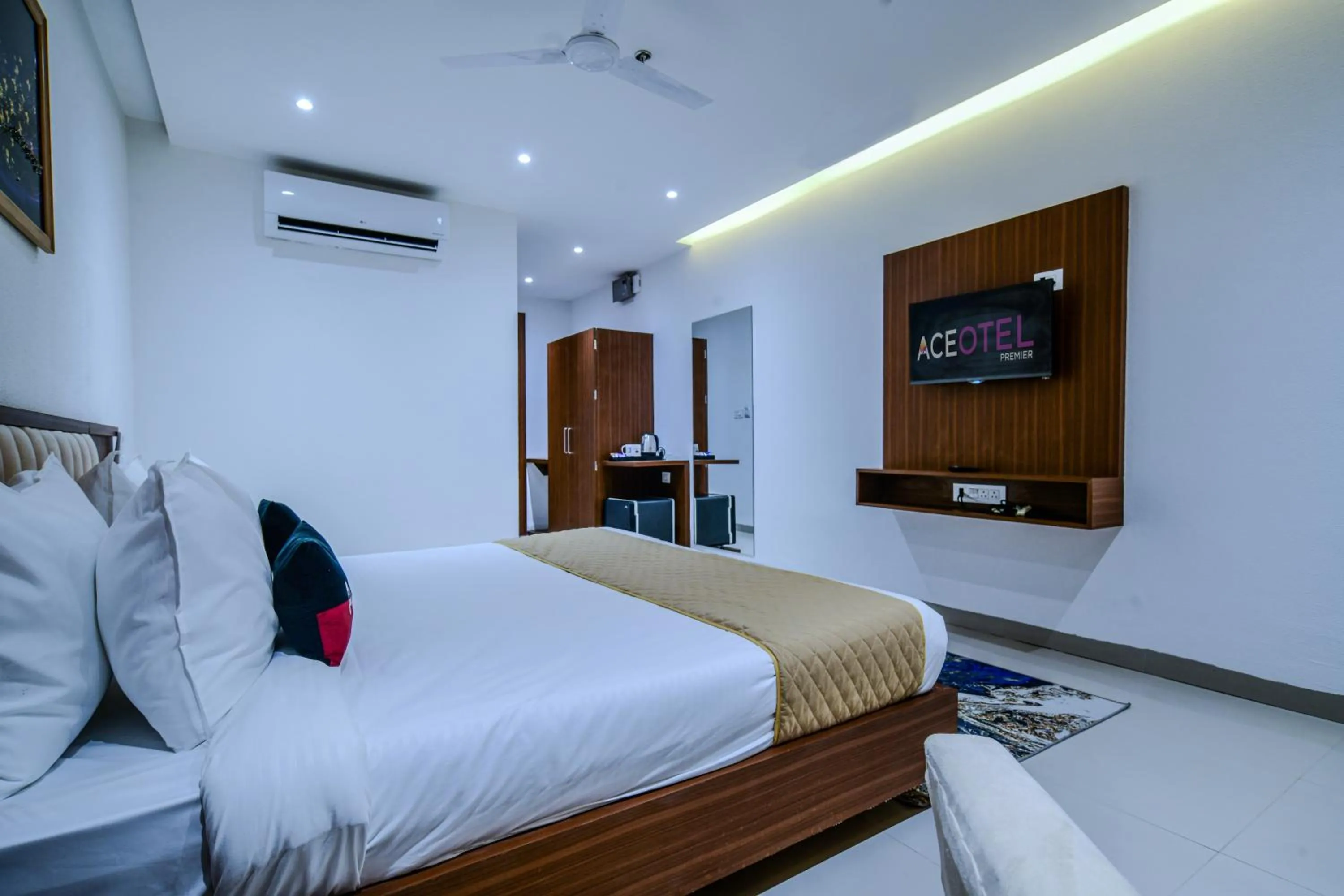 Bed in Aceotel Premier, Vijay Nagar