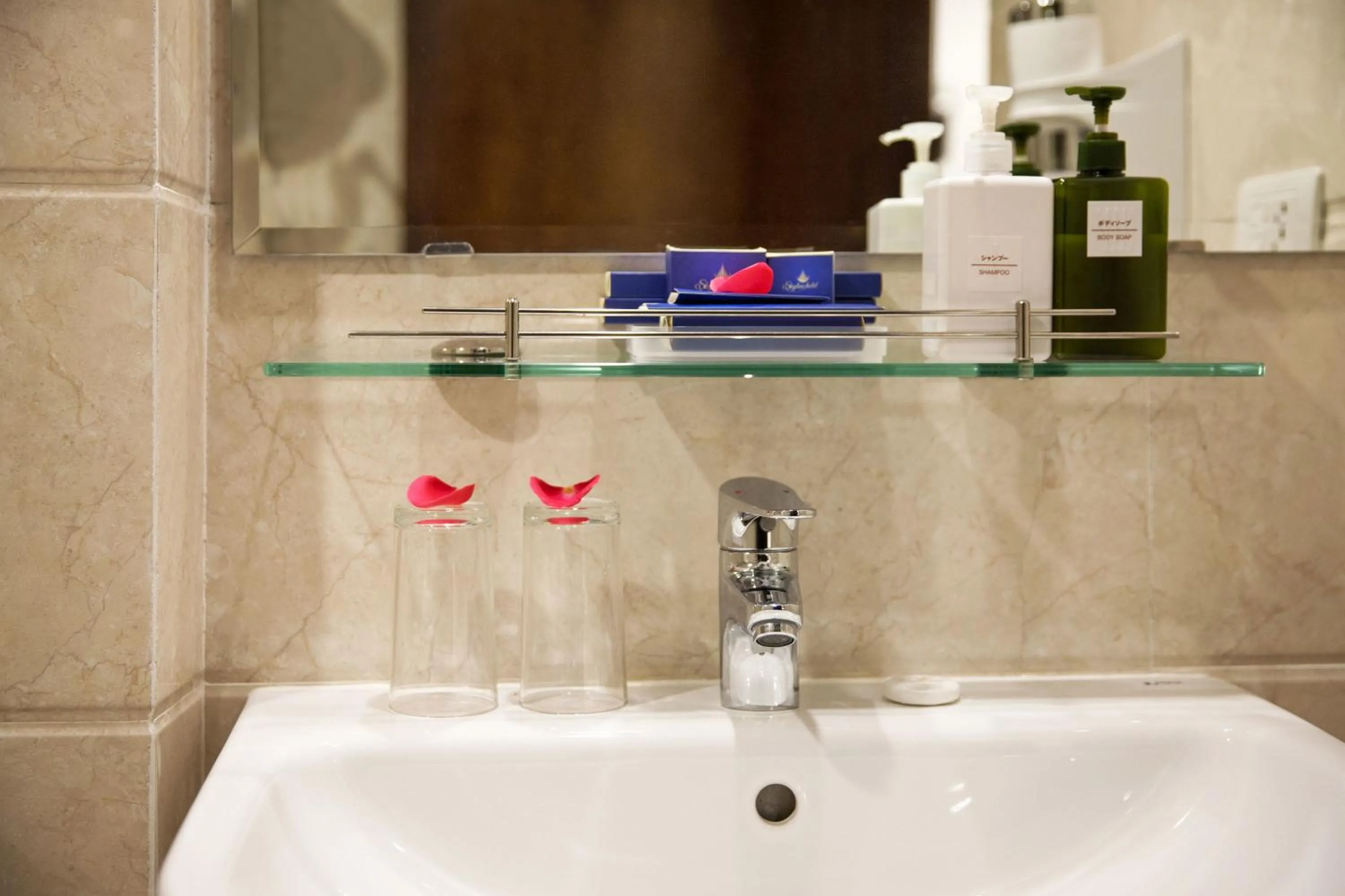 Toilet in Skyline Hanoi Hotel