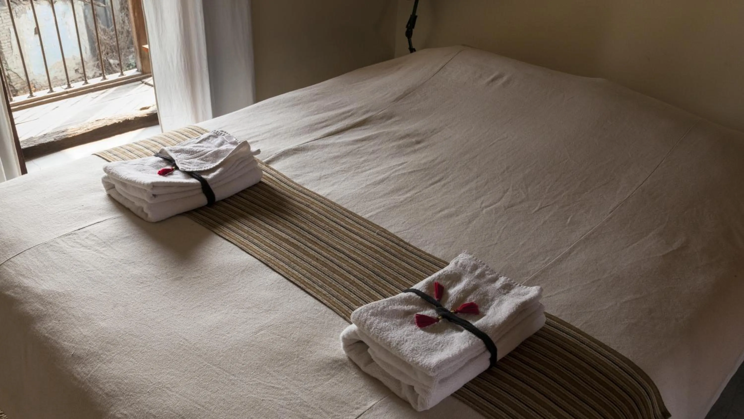 Bedroom, Bed in Traditional Homes - Swotha