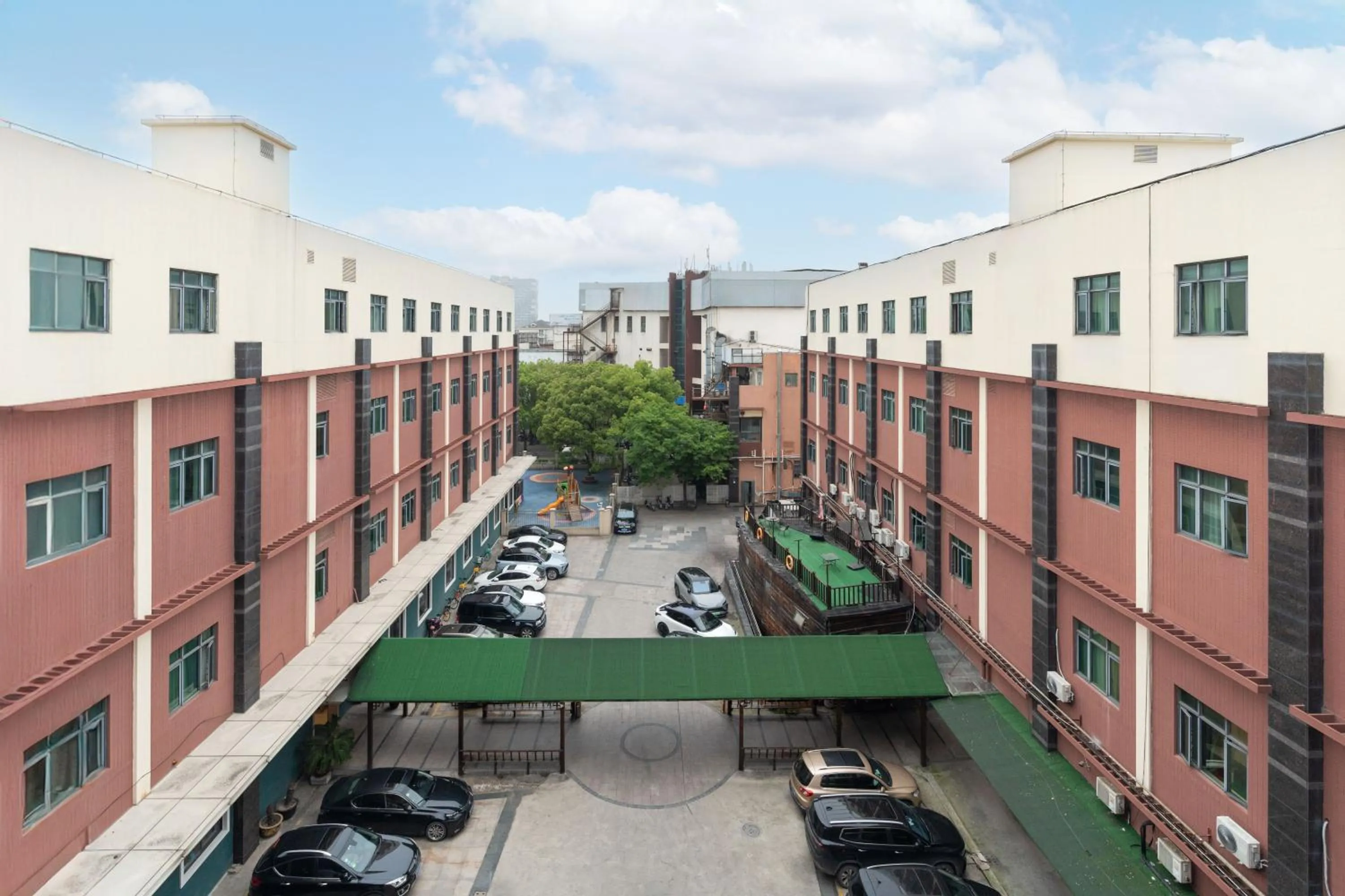 Parking in Rezen Select Shanghai International Resort