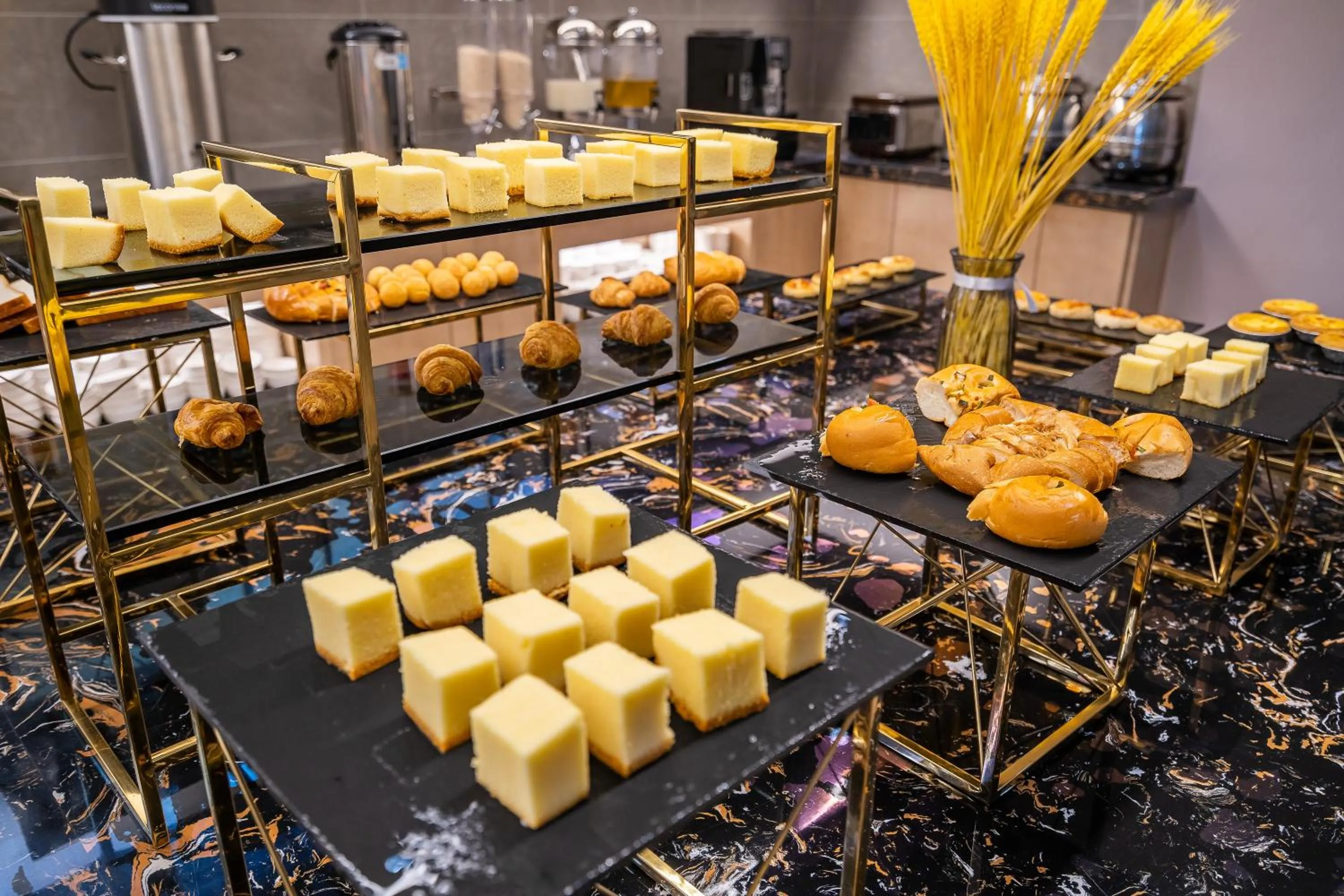 Buffet breakfast in Rezen Select Shanghai International Resort