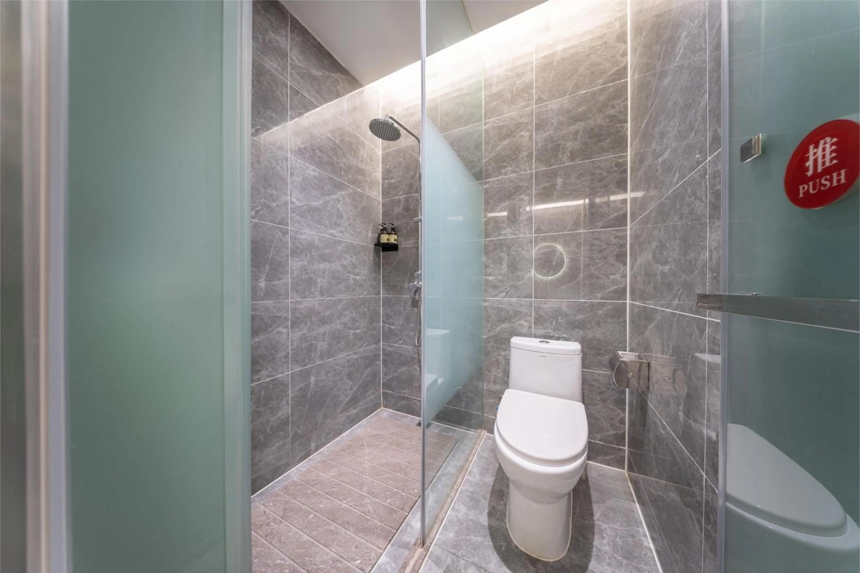 Shower in Rezen Select Shanghai International Resort