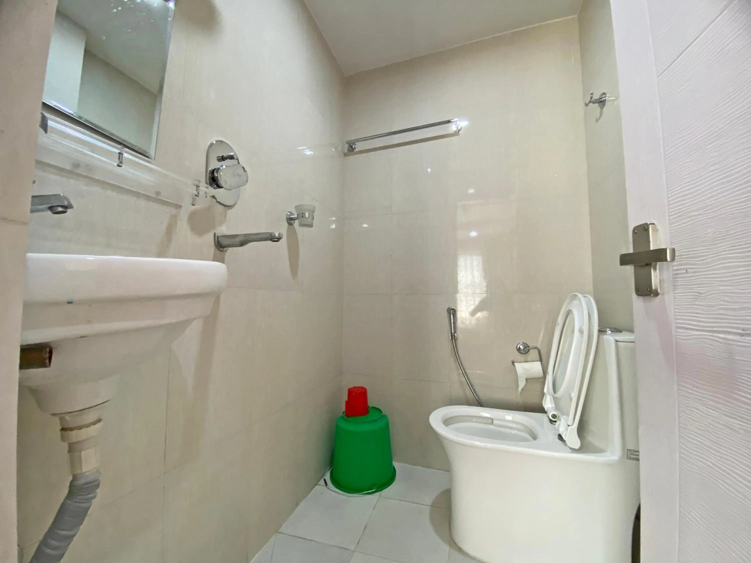 Shower in Hotel Aaradhya