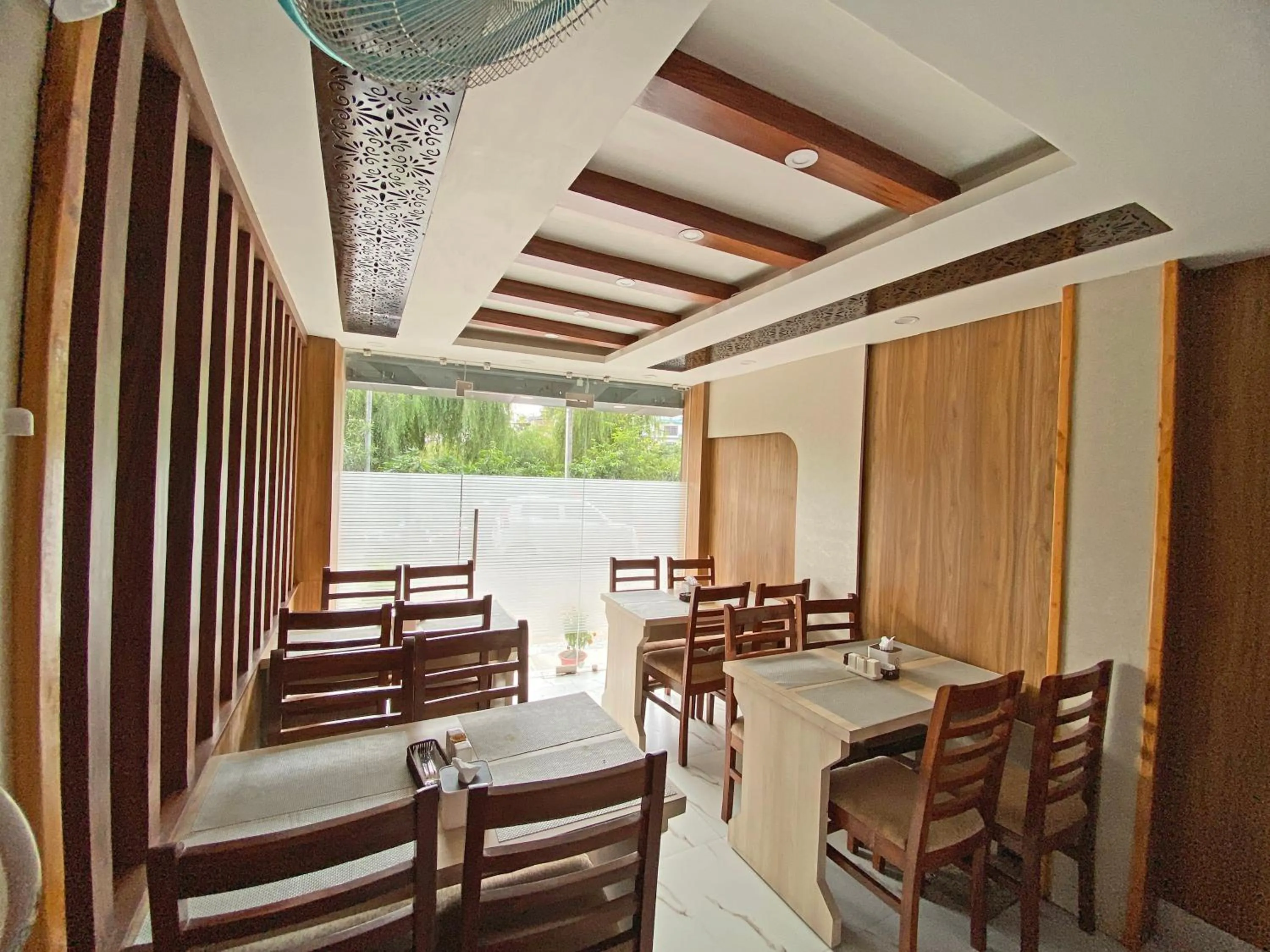 Restaurant/places to eat in Hotel Aaradhya