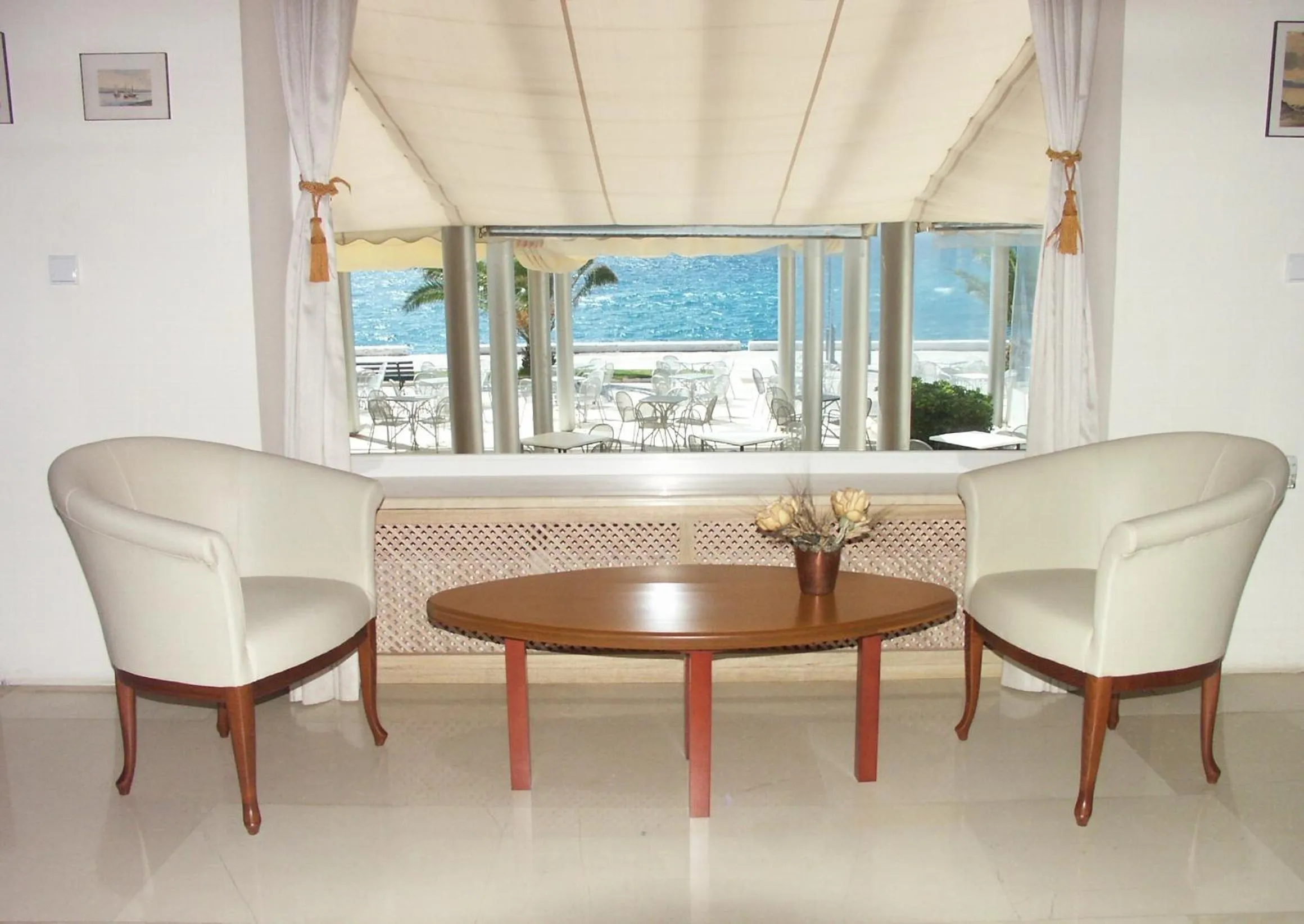 Communal lounge/ TV room in Hotel Excelsior