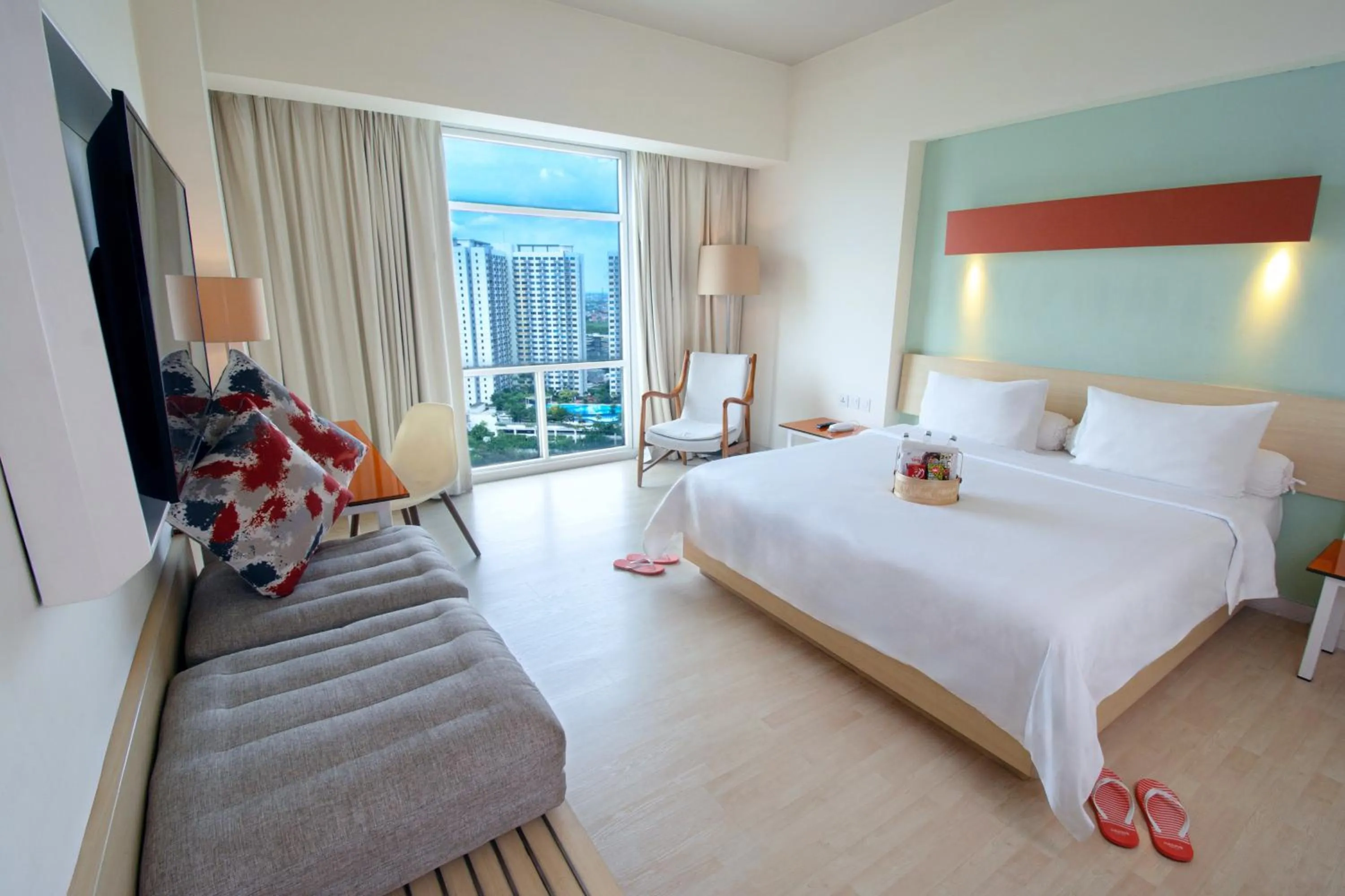 Photo of the whole room, Bed in HARRIS Hotel & Conventions Bekasi