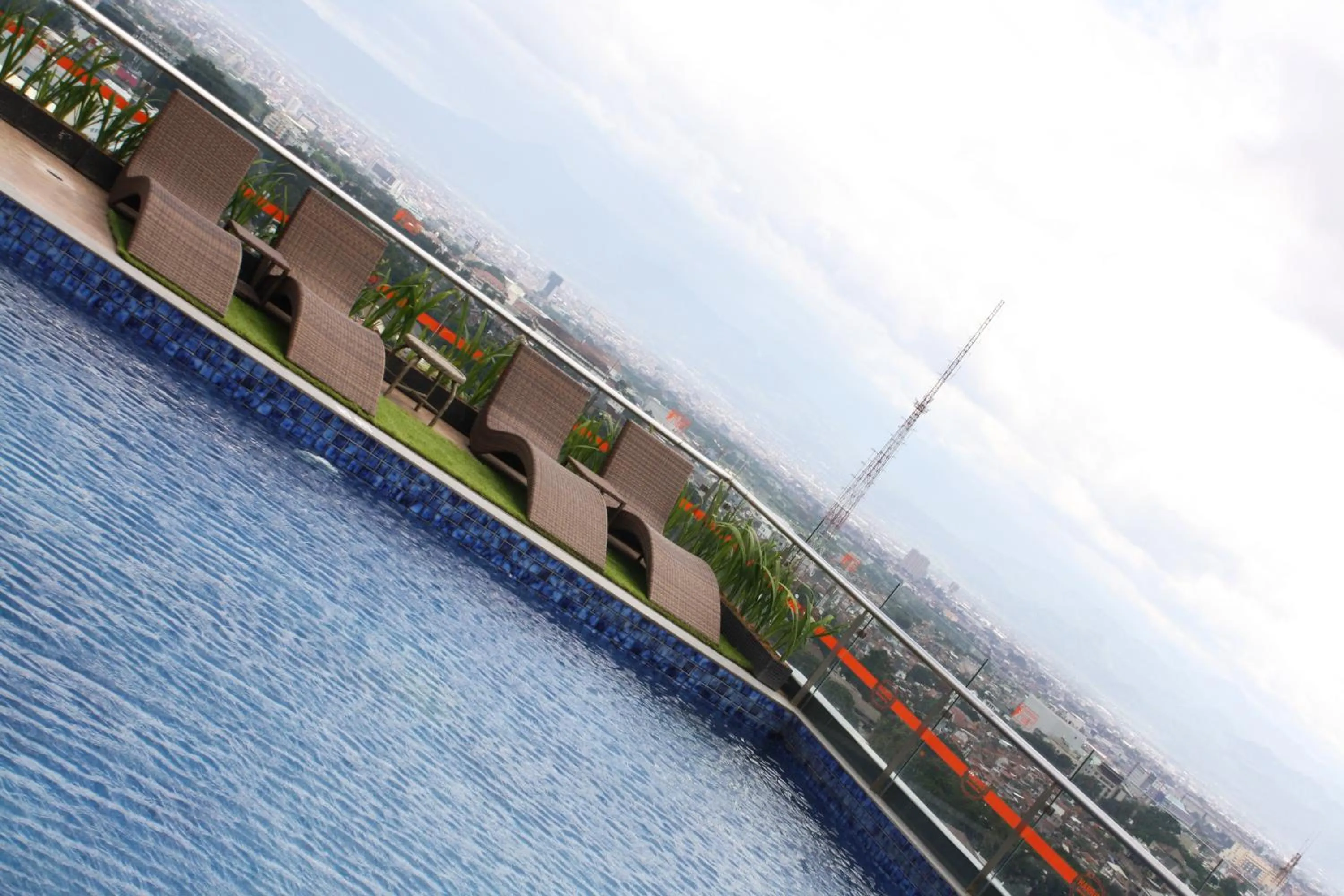 Swimming pool in HARRIS Hotel & Conventions Ciumbuleuit Bandung