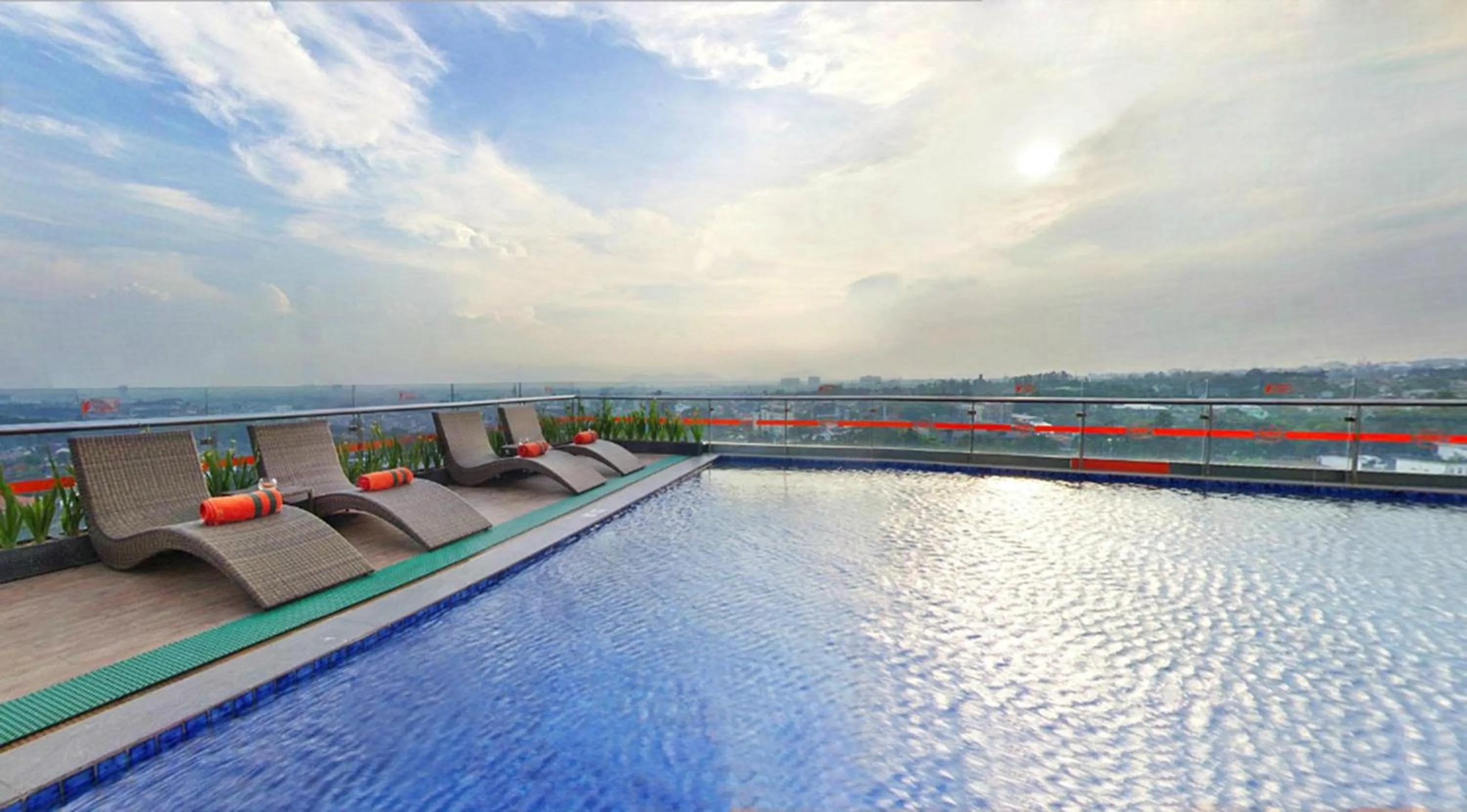 Swimming pool in HARRIS Hotel & Conventions Ciumbuleuit Bandung