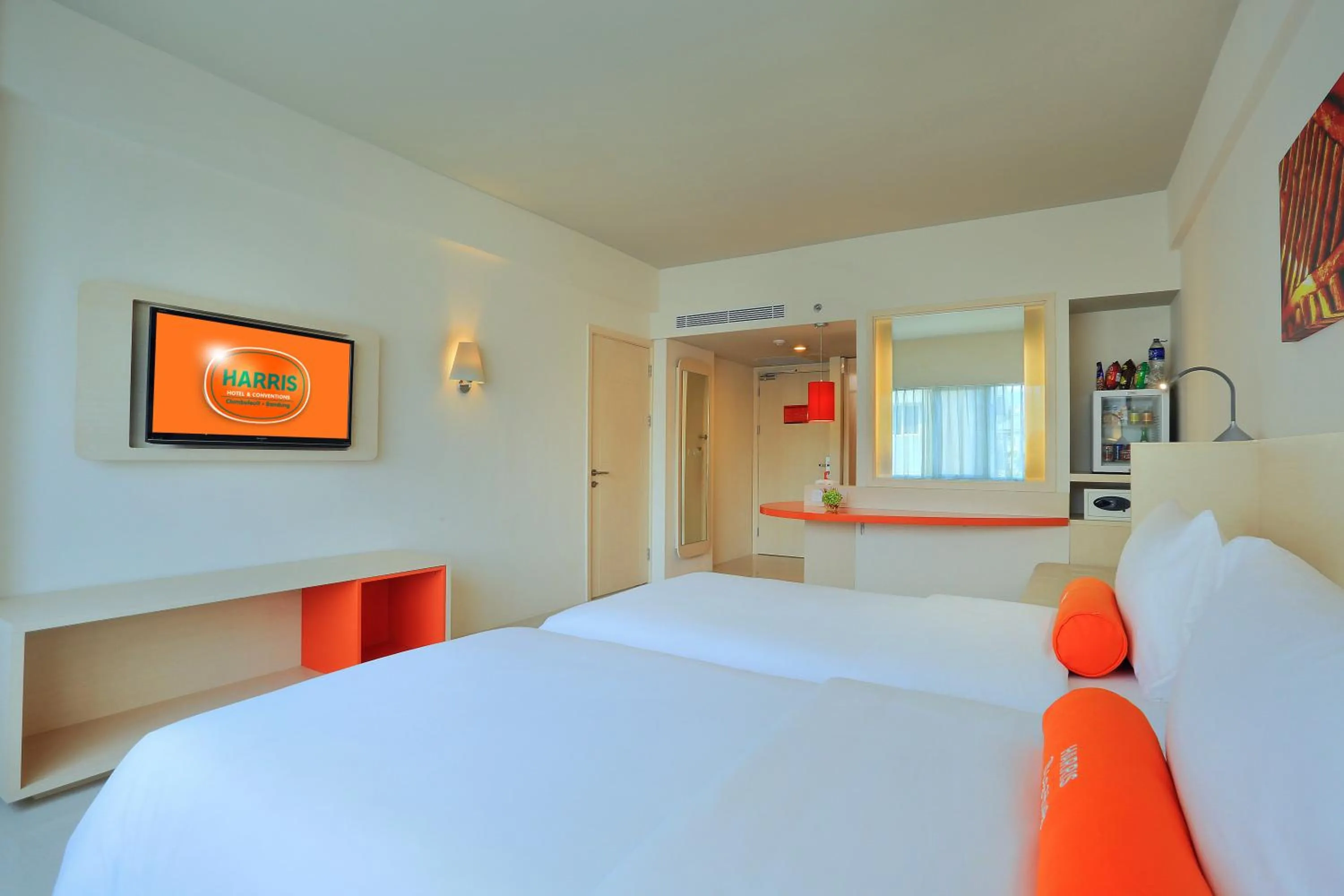 Photo of the whole room, Bed in HARRIS Hotel & Conventions Ciumbuleuit Bandung