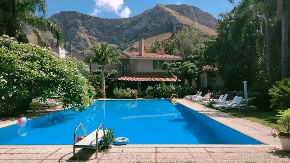 Swimming pool in Villa Megna - Green Paradise B&B