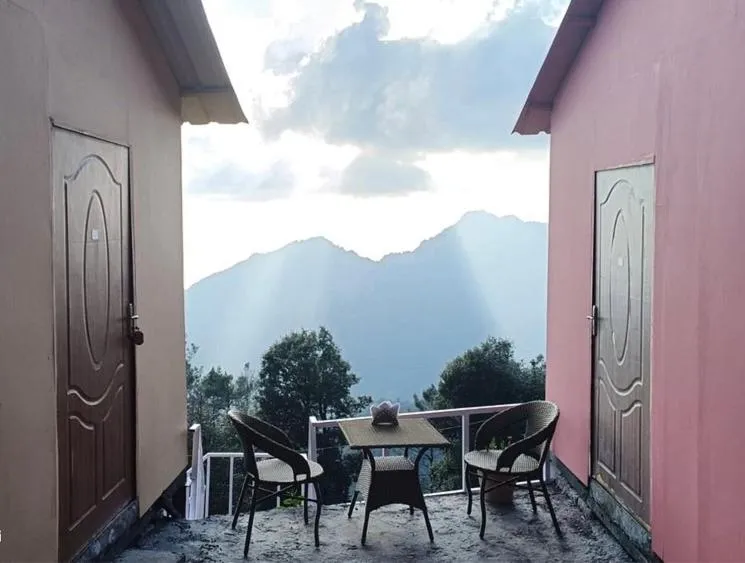 Patio in The Green Valley Resort Kanatal