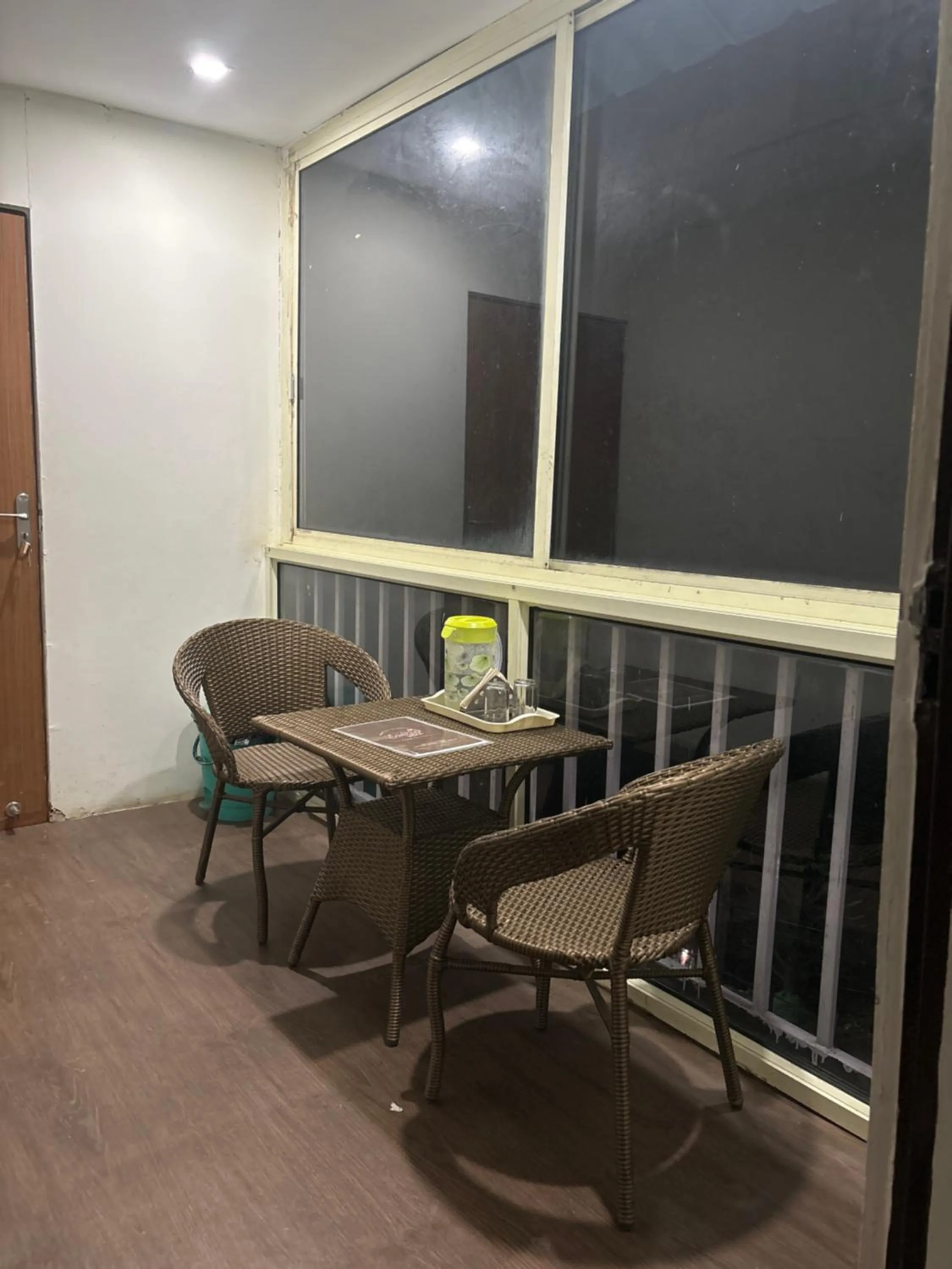 Seating area in The Green Valley Resort Kanatal