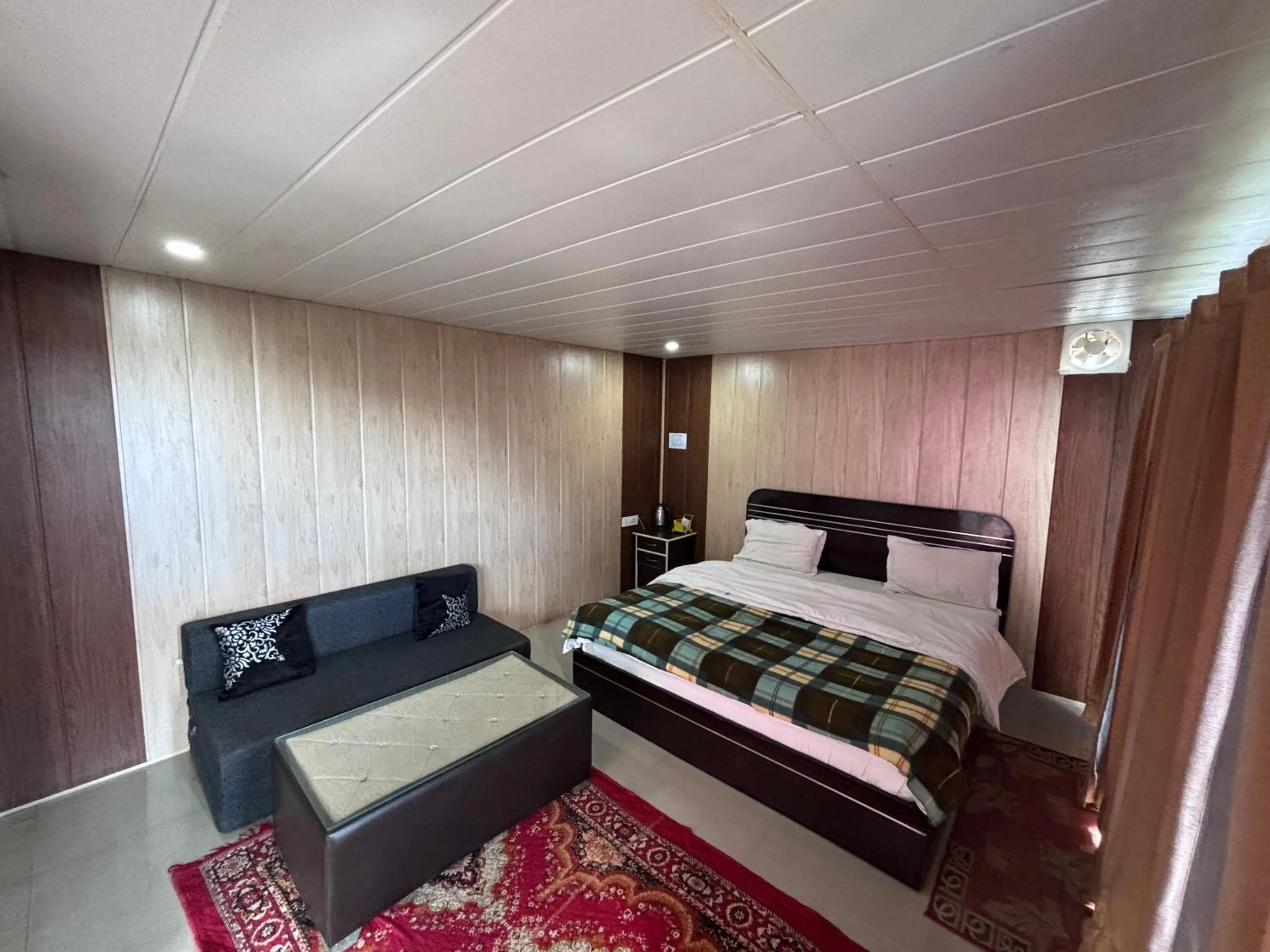 Bed in The Green Valley Resort Kanatal