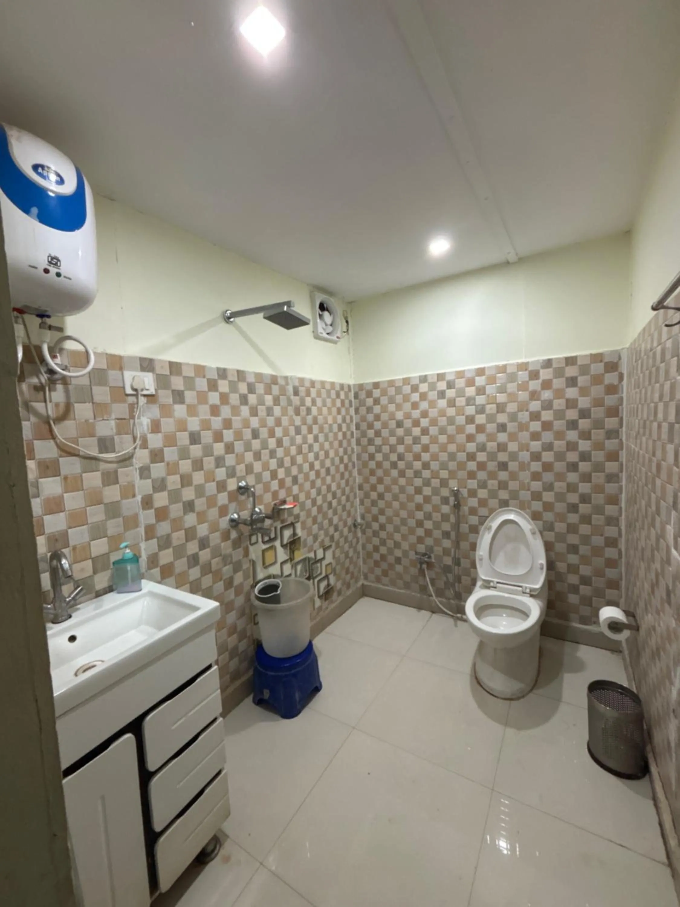 Shower in The Green Valley Resort Kanatal