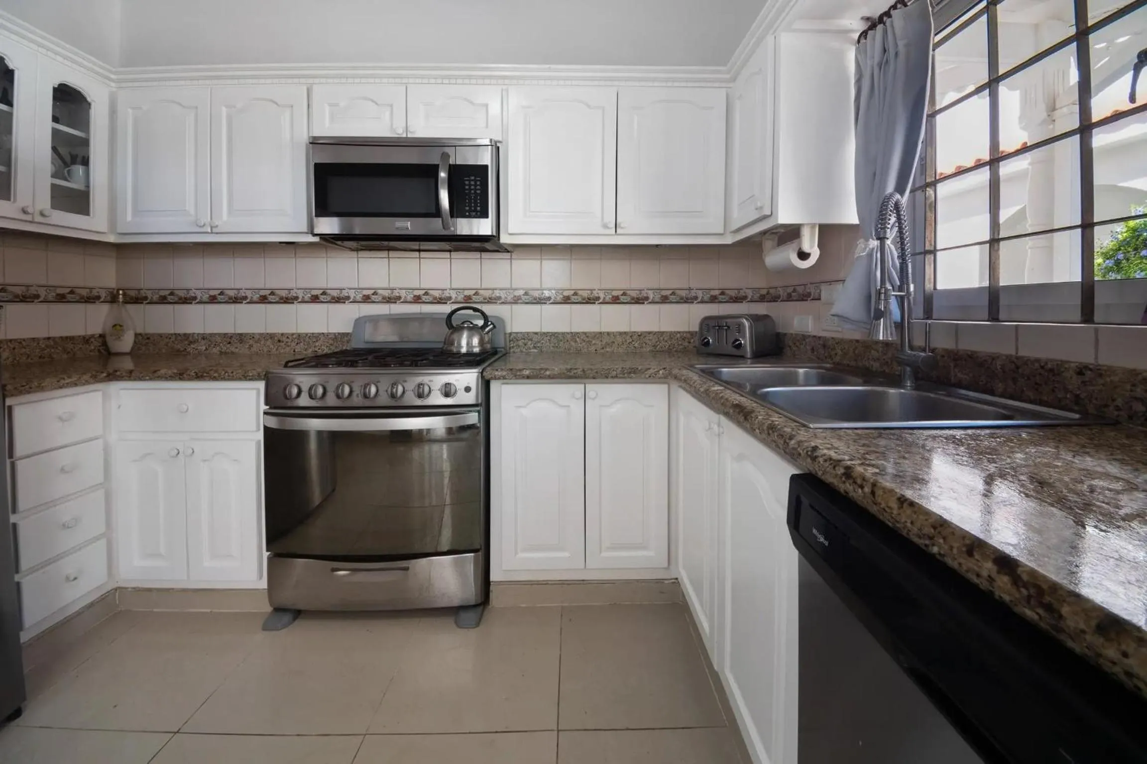 Kitchen or kitchenette in Brisas Doradas Beachfront Villa