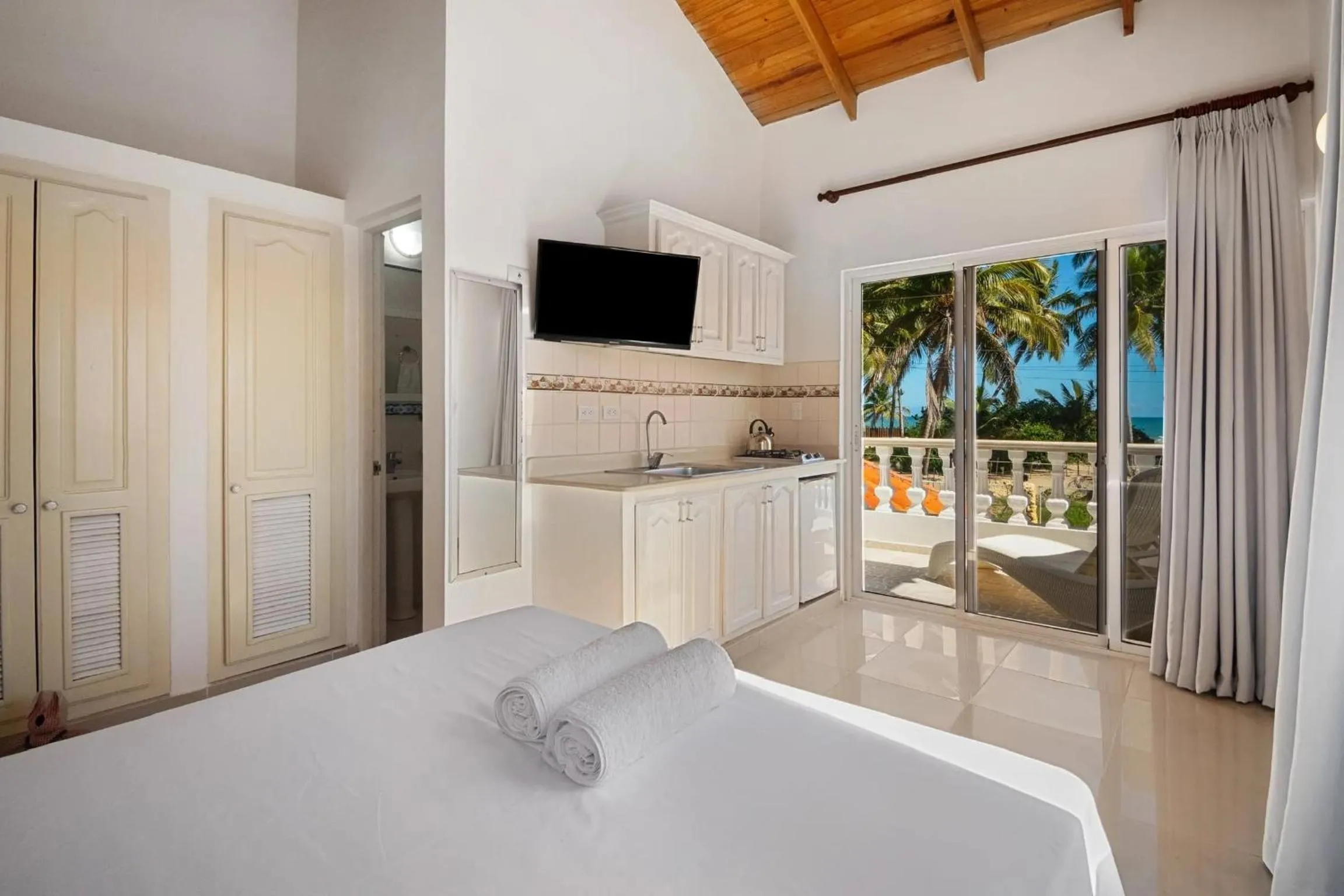 Kitchen or kitchenette, Bed in Brisas Doradas Beachfront Villa