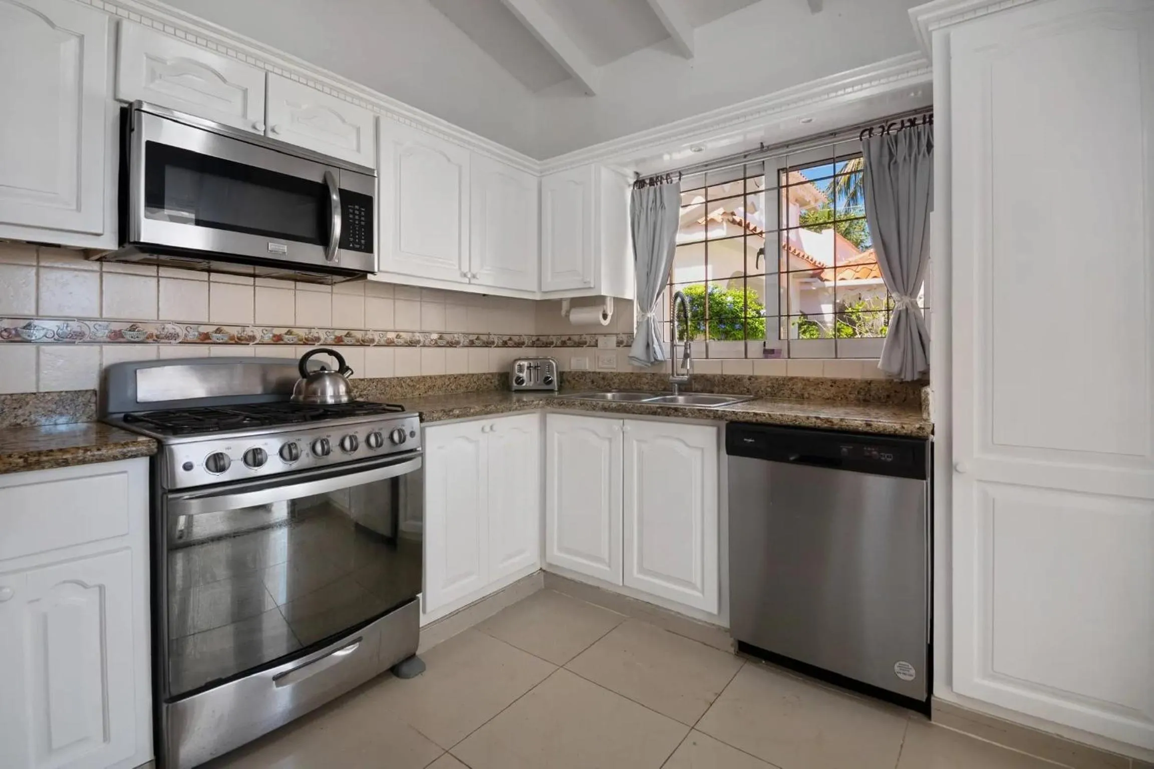 Kitchen or kitchenette in Brisas Doradas Beachfront Villa