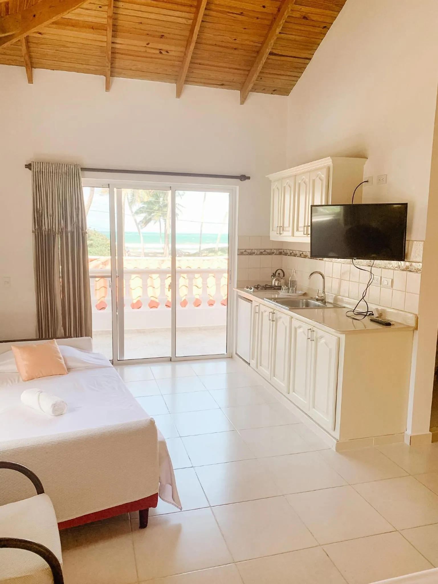 Kitchen or kitchenette, Bed in Brisas Doradas Beachfront Villa