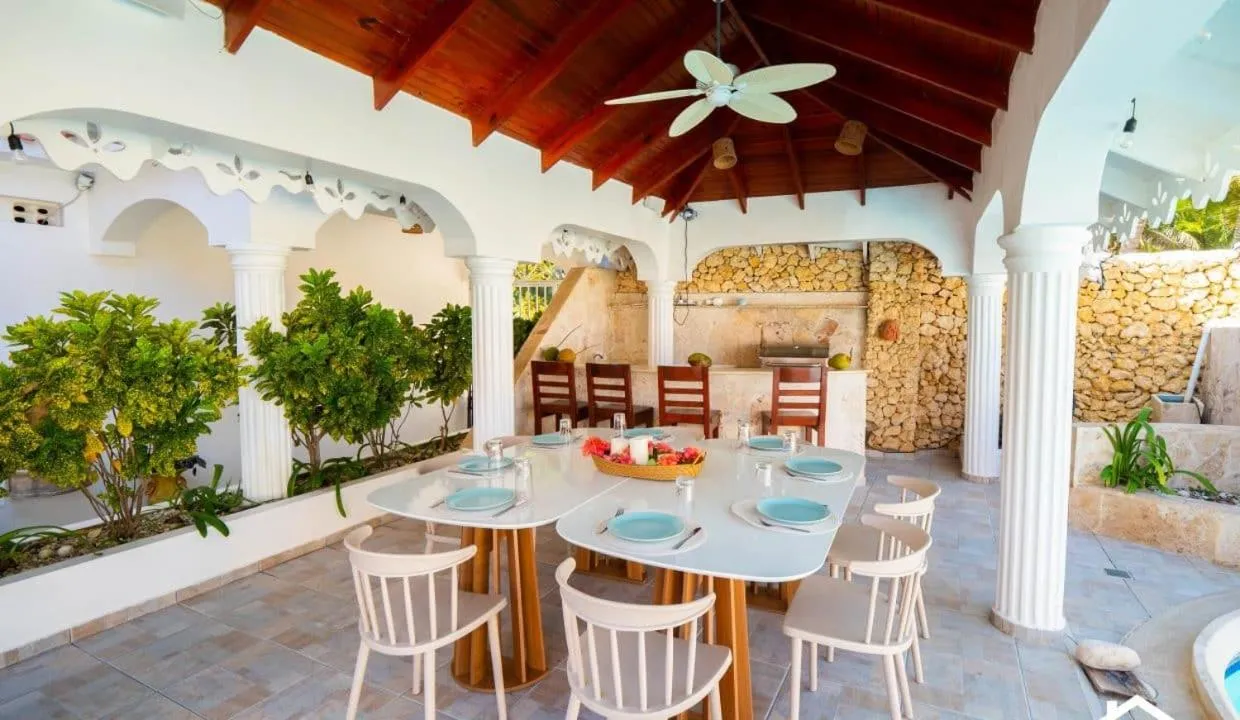 Dining area in Brisas Doradas Beachfront Villa