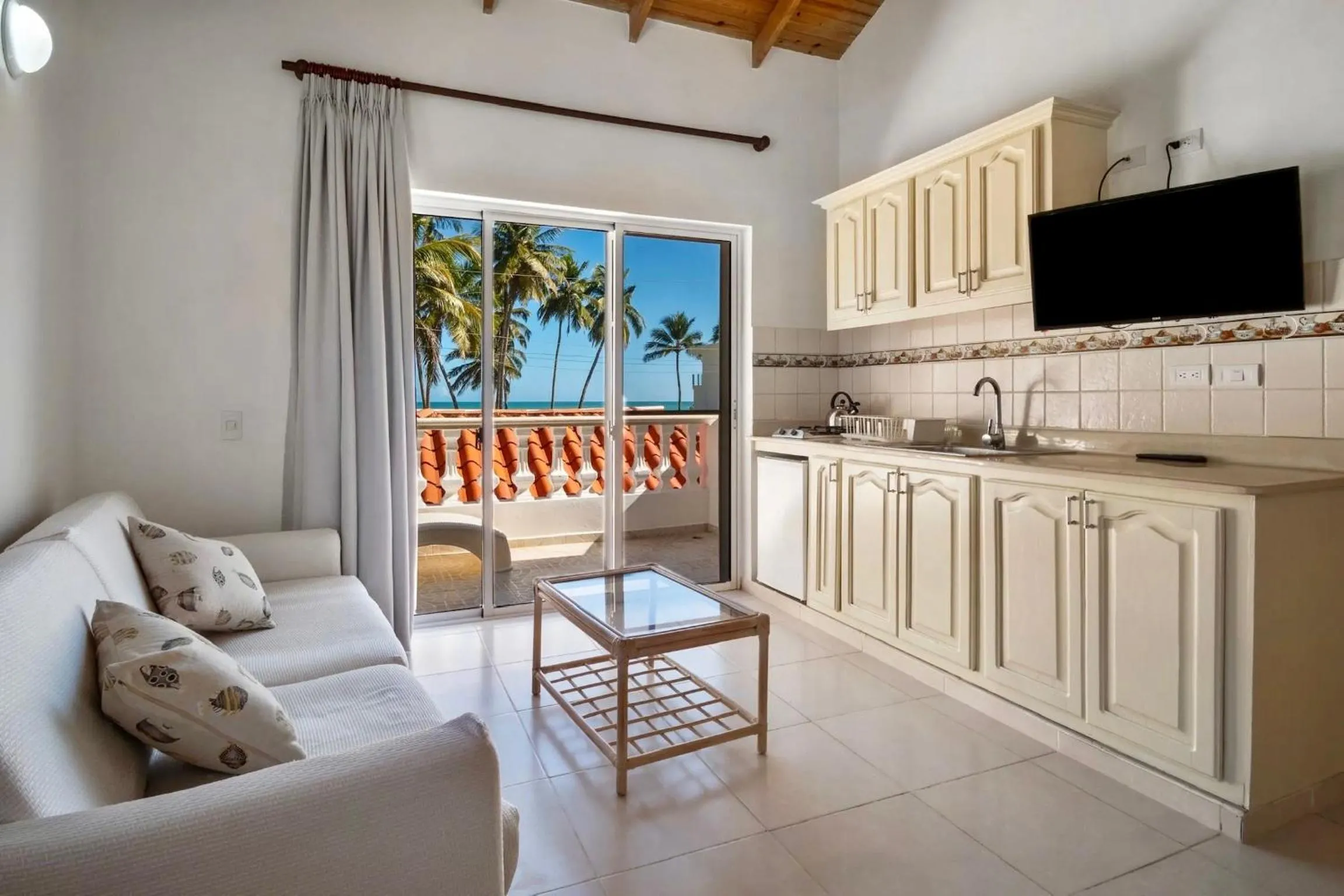 Kitchen or kitchenette in Brisas Doradas Beachfront Villa