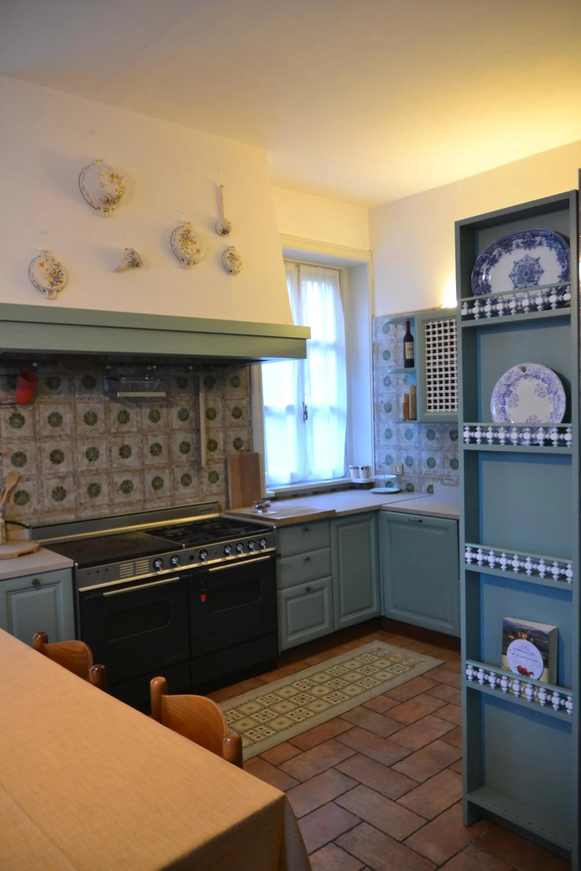 Kitchen or kitchenette in Villa Sofia luxury home between Como and MIlano