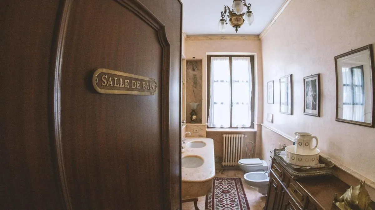 Bathroom in Villa Sofia luxury home between Como and MIlano