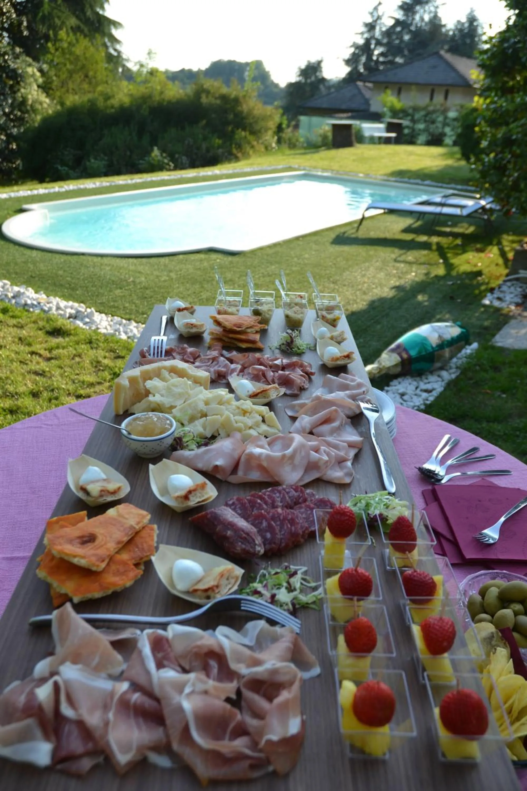 Food and drinks in Villa Sofia luxury home between Como and MIlano